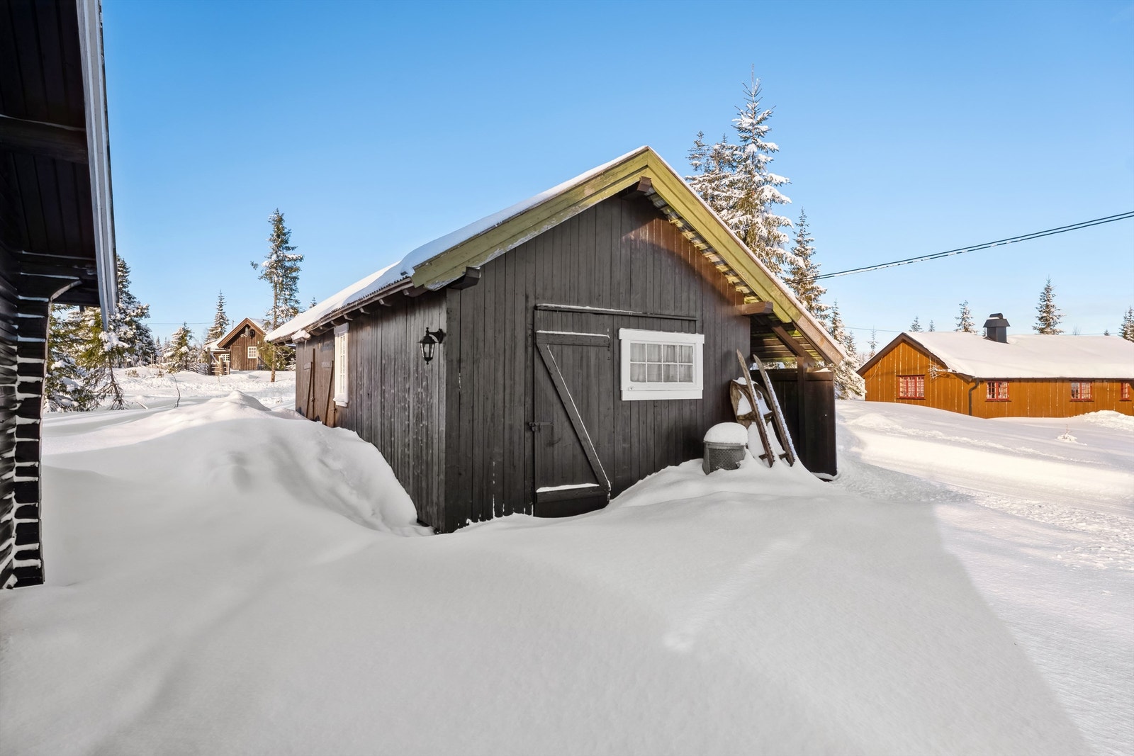 Uthus med omliggende kulturlandskap. Galleribilde