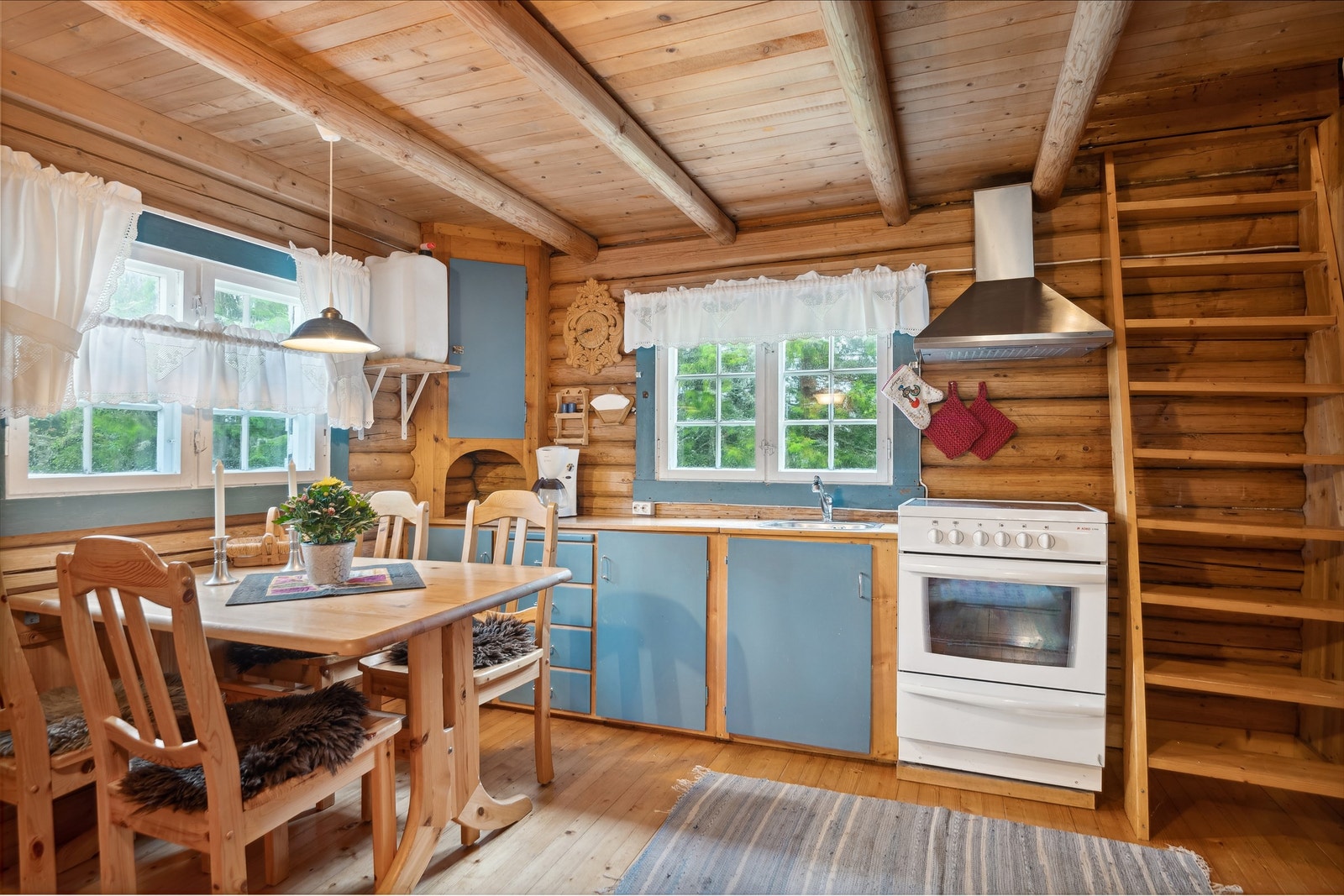 Kjøkken i plassbygd utførelse. Galleribilde