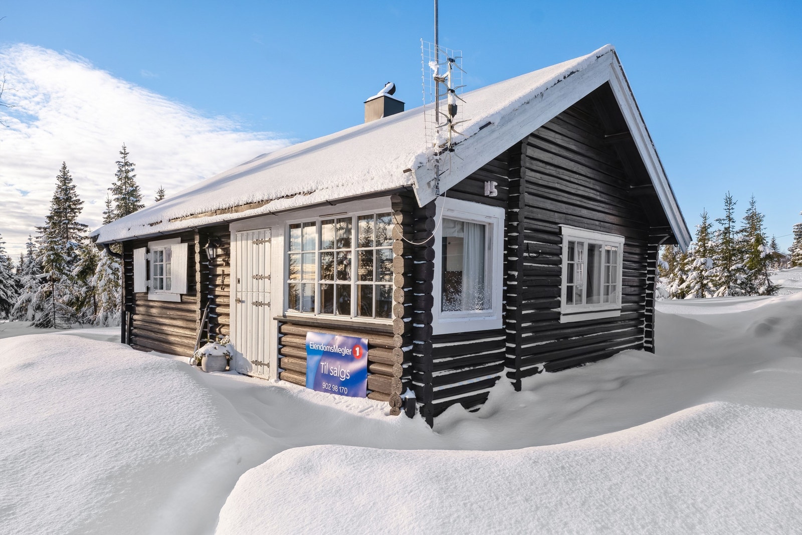 Eldre tømmerhytte beliggende Lauvlia. Galleribilde