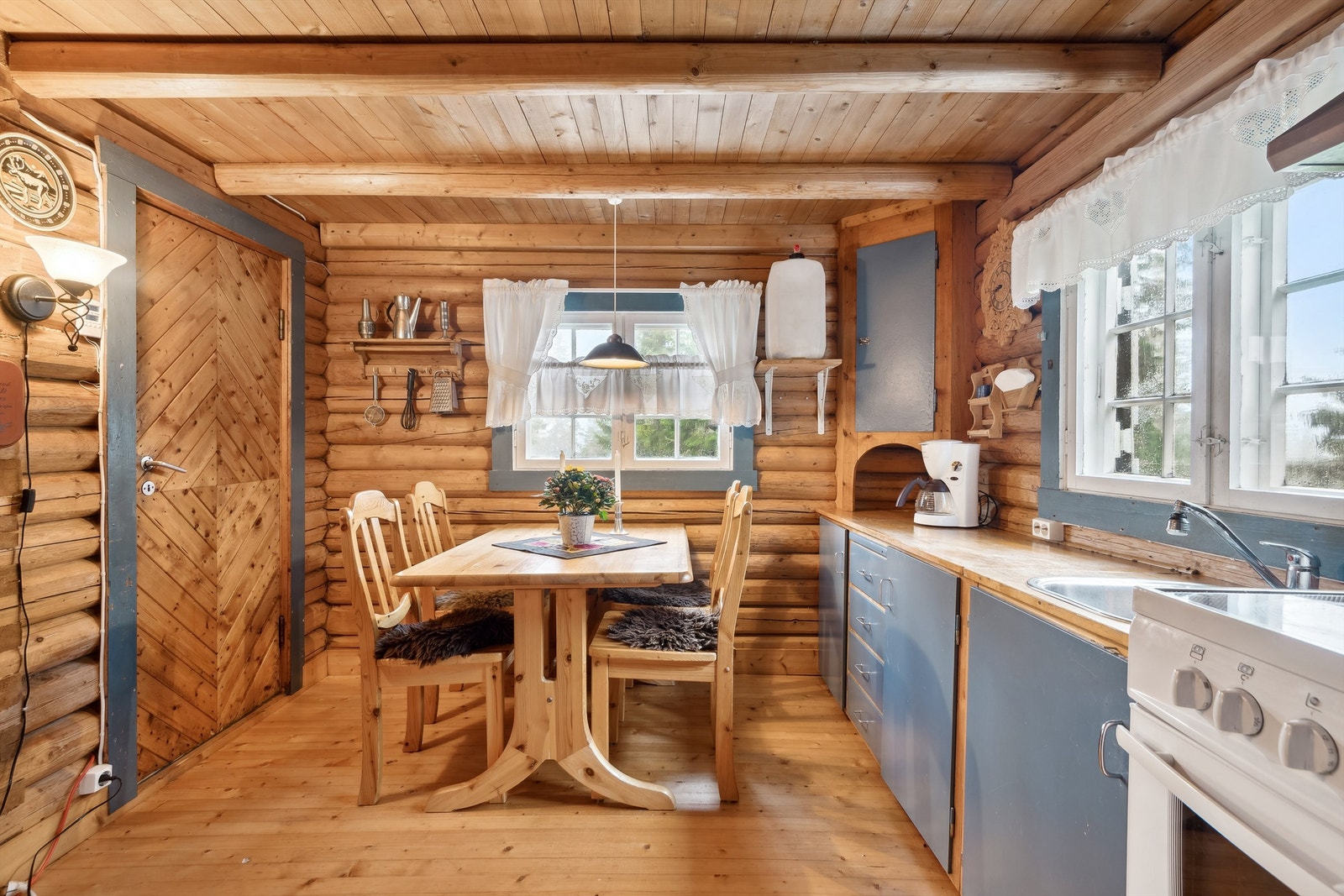 Kjøkken med plass til egen spiseplass - legg også merke til den flotte døren Galleribilde