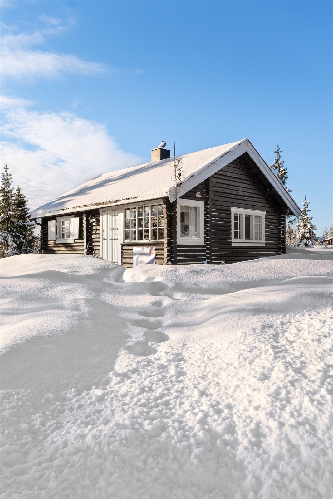 Koselig fasade på tømmerhytten. Galleribilde