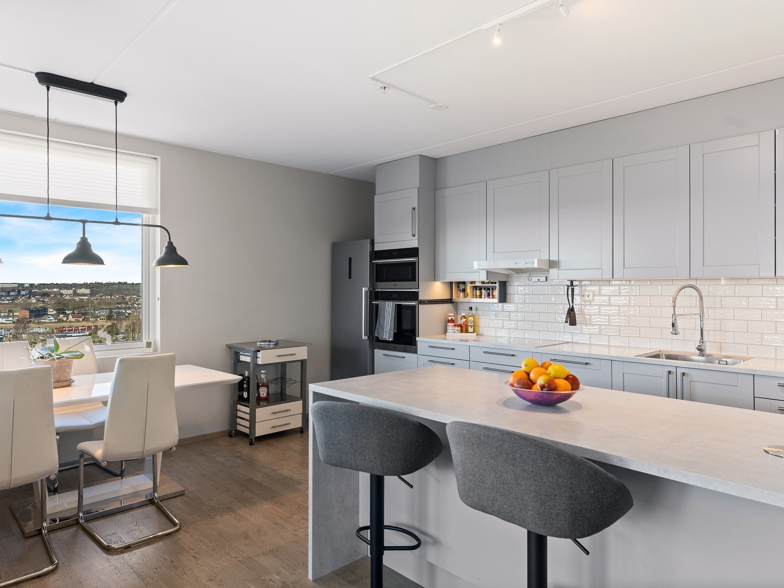 Kjøkkenøya gir en praktisk avdeling mellom kjøkken og oppholdsrom Galleribilde