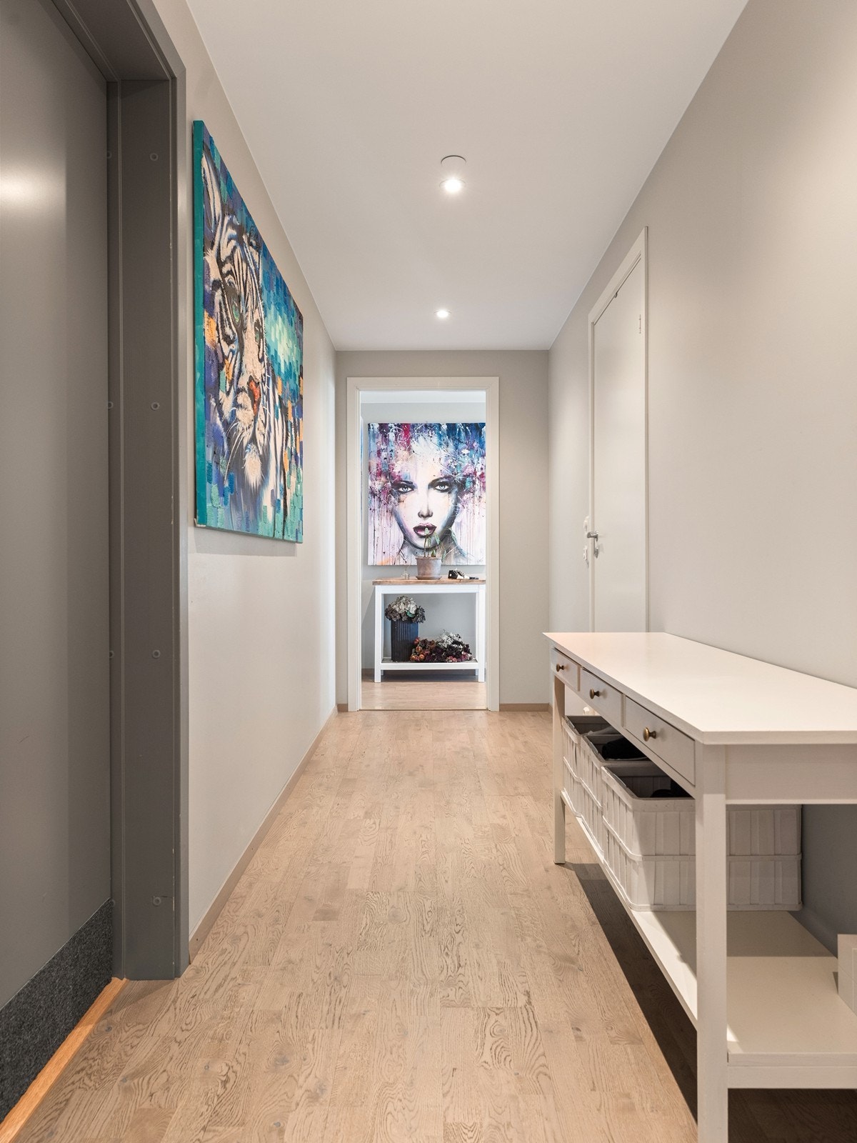 Fra inngangspartiet kommer du inn i en gang med god plass til yttertøy og sko Galleribilde