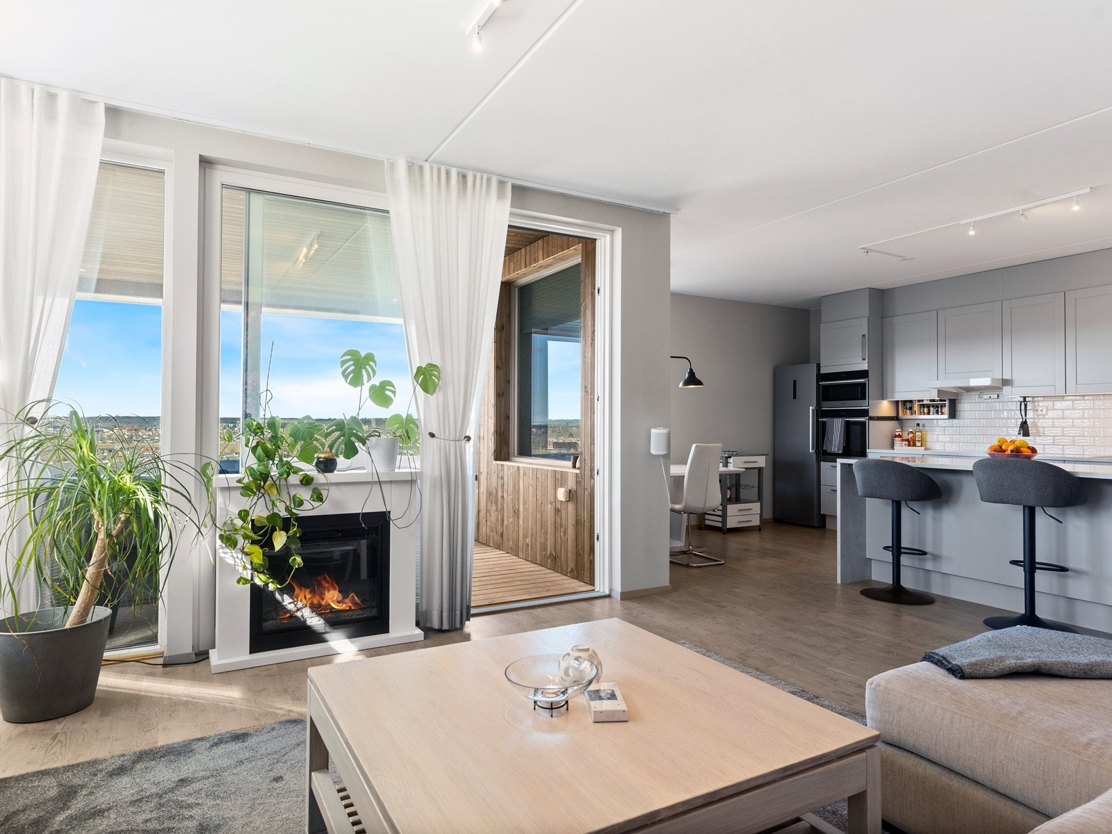 Her har du plass til både en romslig sofagruppe og spisebord Galleribilde