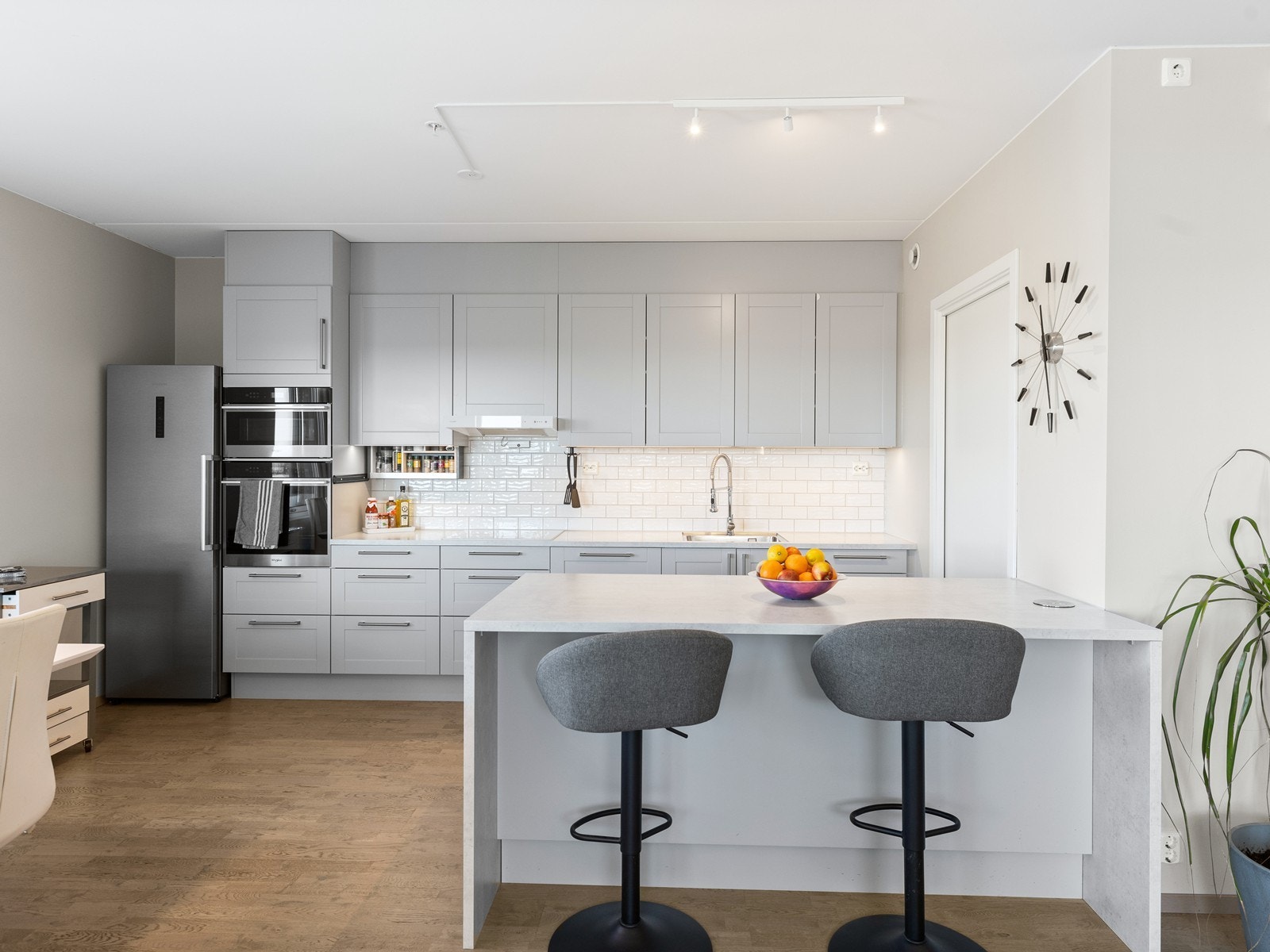 Kjøkkenet fra HTH er utstyrt med kvalitetsrike hvitevarer og god skapplass Galleribilde