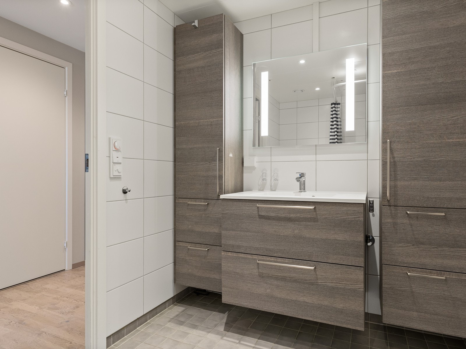 Leiligheten har et moderne bad med varmekabler i gulvet Galleribilde