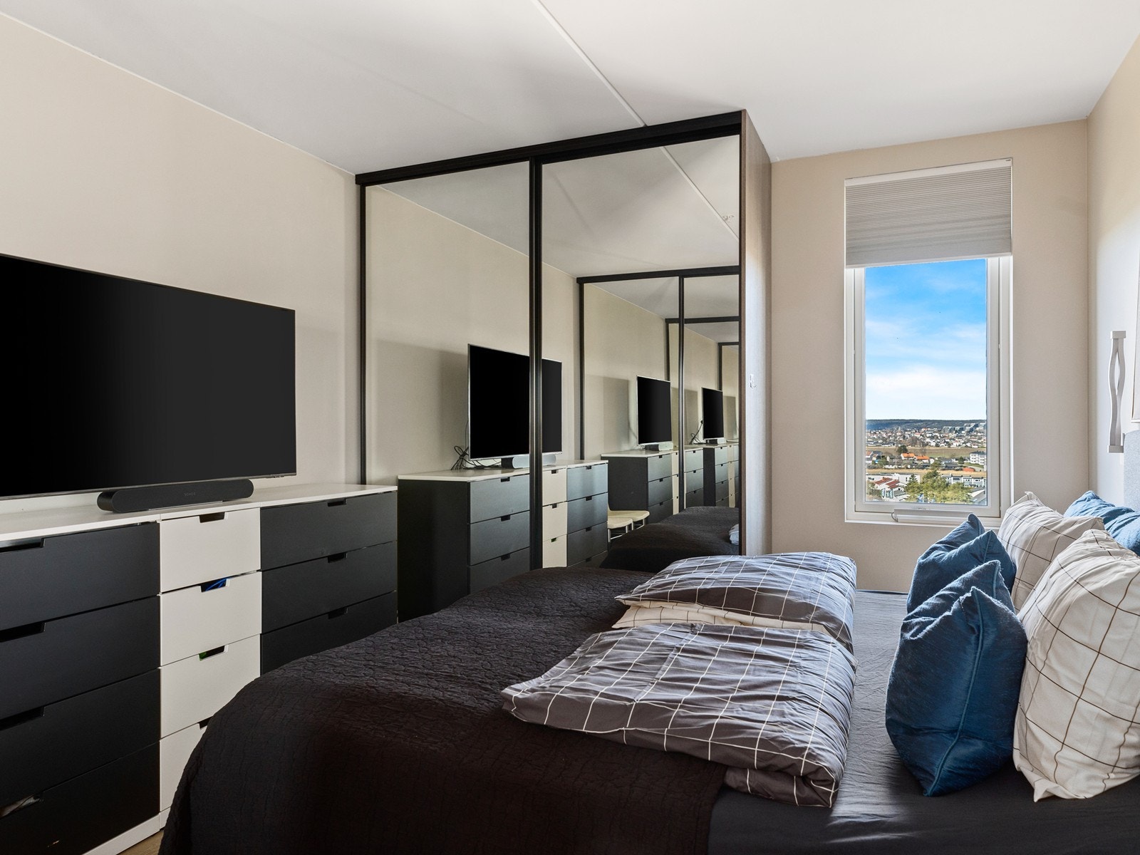 Leiligheten har tre gode soverom, som alle er lyse og innbydende Galleribilde