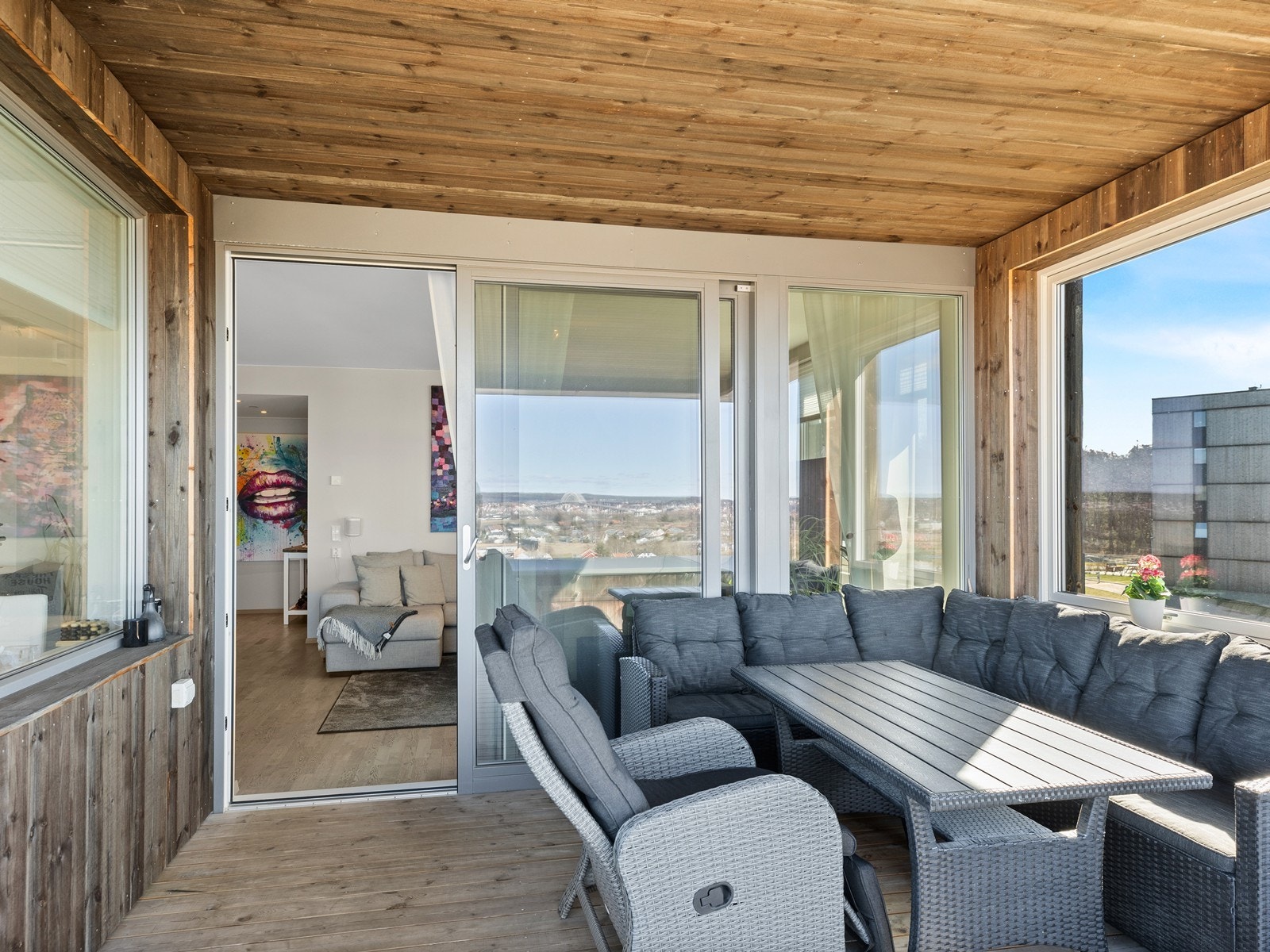 Her er det god plass til både sittegruppe og grill Galleribilde