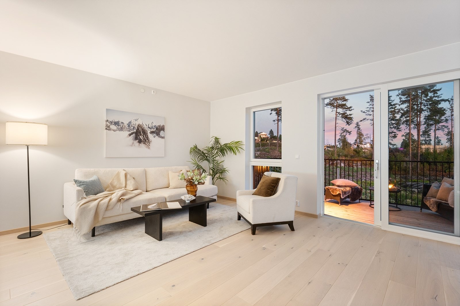 Romslig stue m/plass til sittegruppe og spisestuebord. Galleribilde