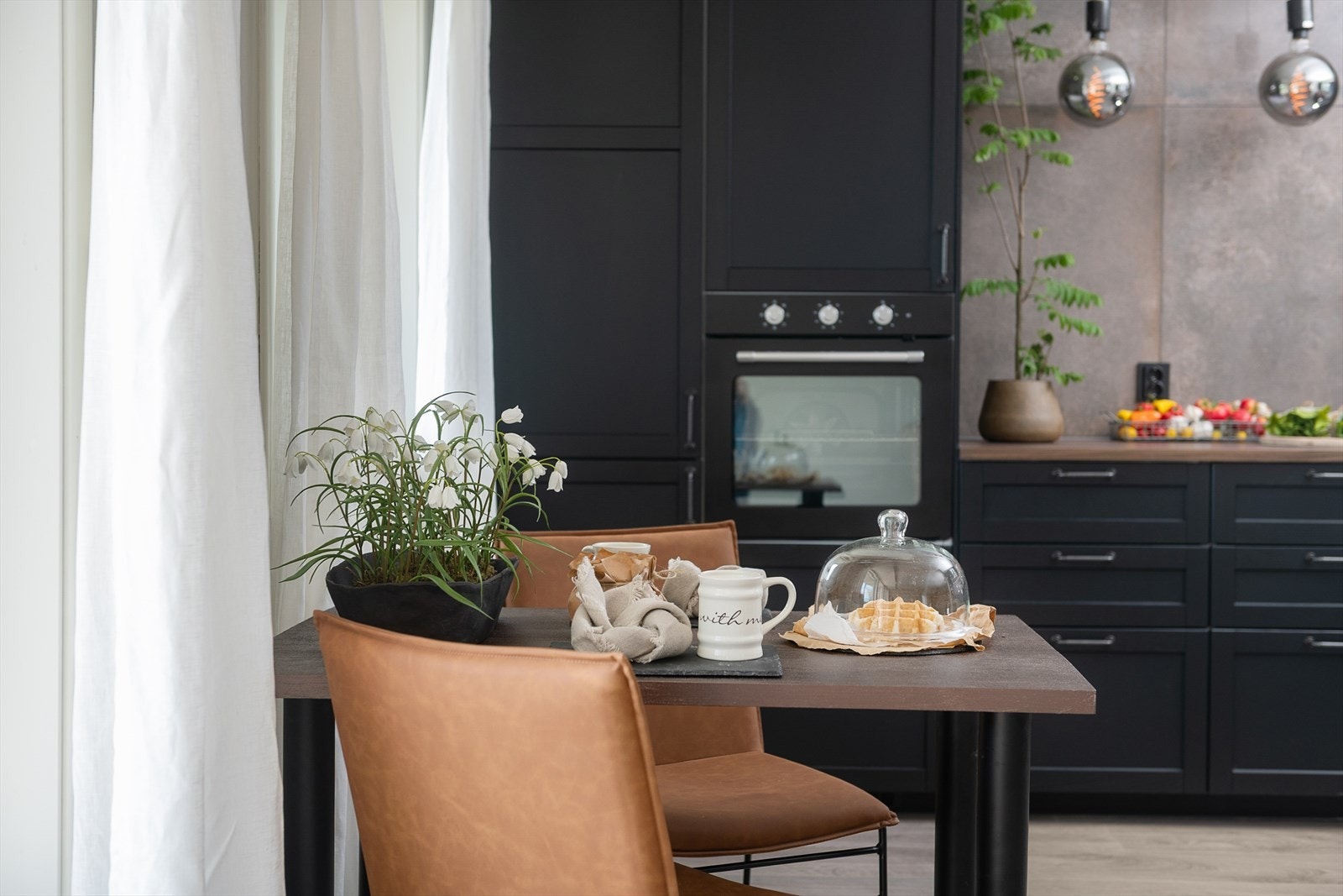 God plass på kjøkkenet gjør at en fint kan ha et lite kjøkkenbord for frokosten og kaffekoppen. Galleribilde