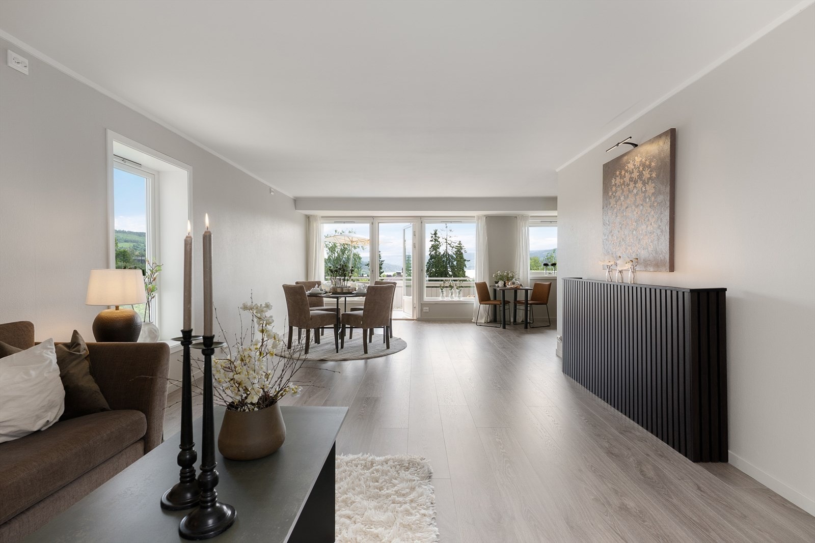 Veggene er malt i en lun og tidsriktig farge som harmonerer godt med en nylagt og lekkert gulv. Galleribilde