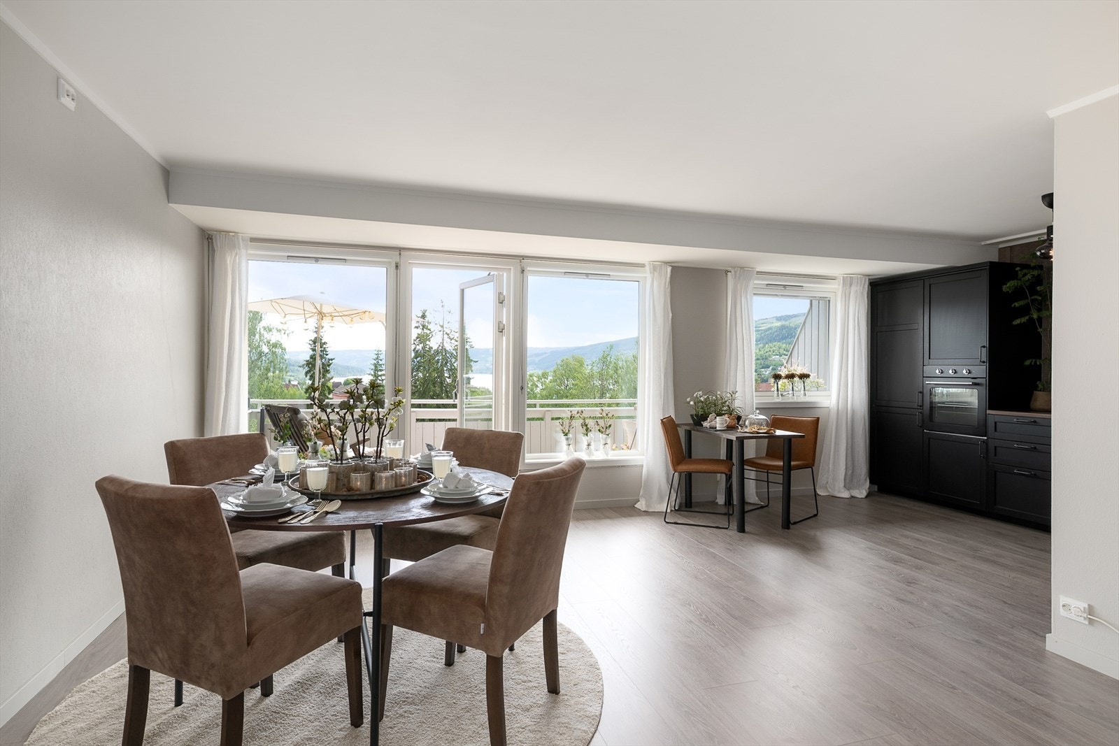 Leiligheten har et romslig og hyggelig oppholdsrom der kjøkken og stue ligger i en åpen løsning. Galleribilde