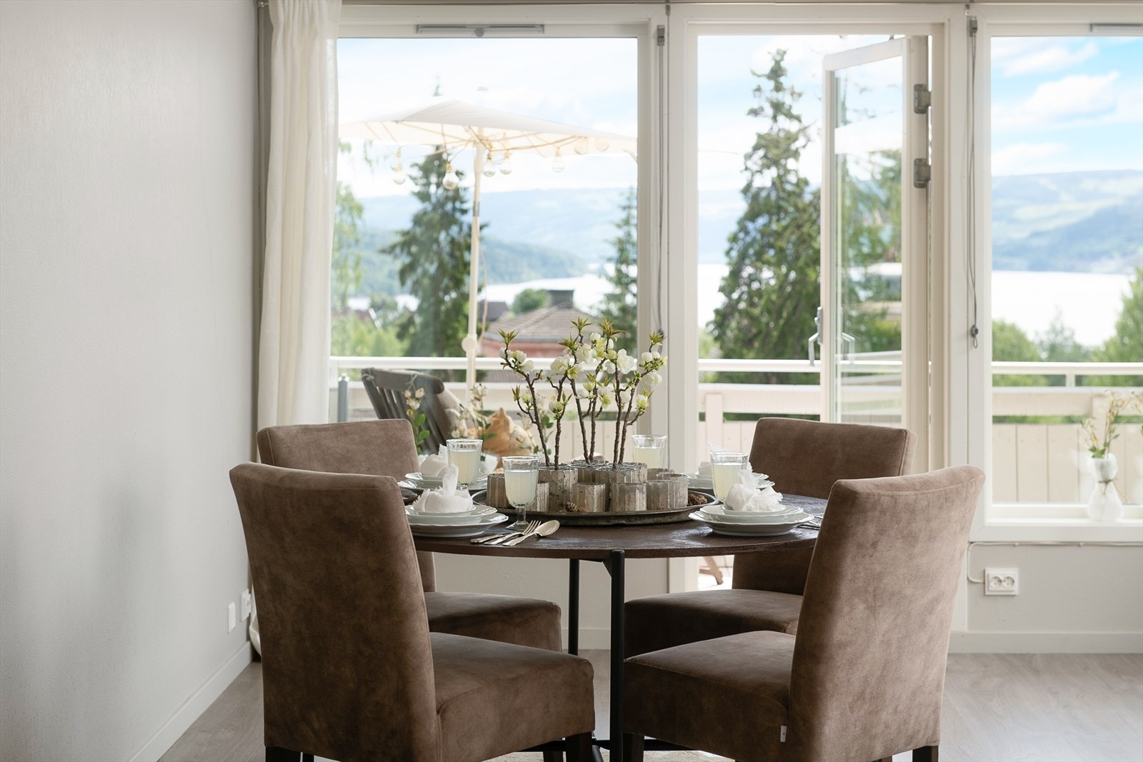 Velkommen til Børresensvegen 2A! Lekker, nyoppusset 3-roms leilighet med svært attraktiv og sentral beliggenhet. Flott utsikt! Foto:Lars Marius Bækkevold. Galleribilde