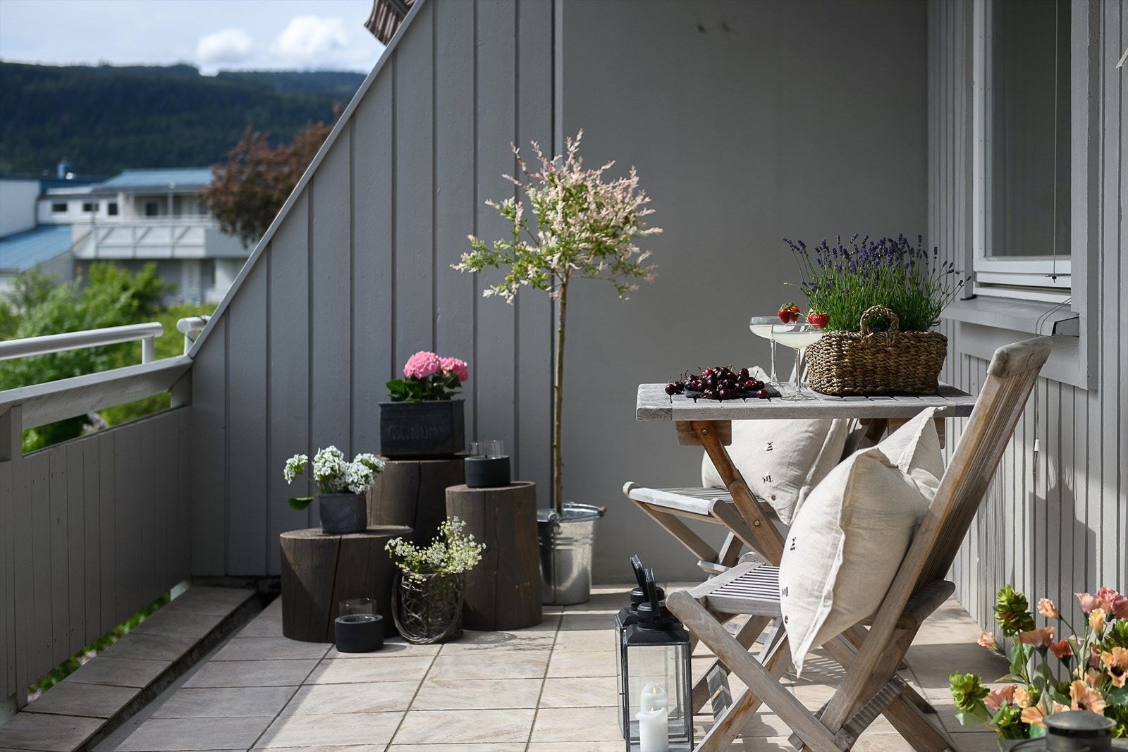 Hellebelagt terrasse der du sitter helt usjenert og skjermet. Galleribilde