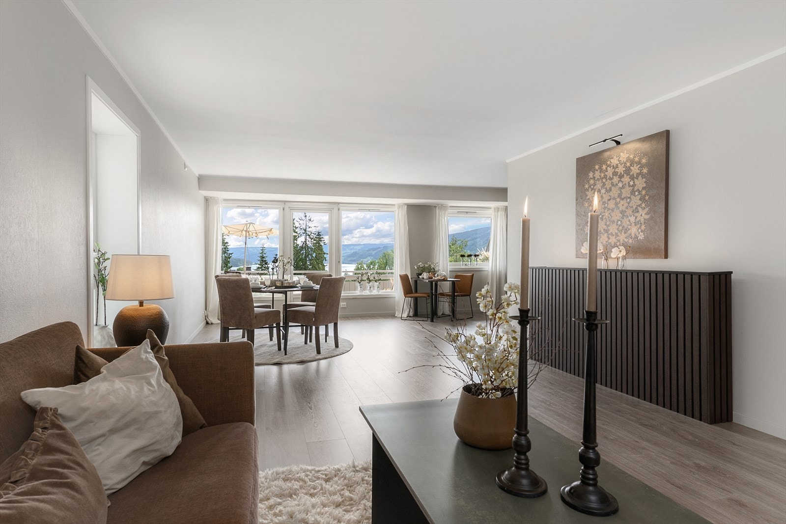 Store vindusflater slipper inn rikelig med naturlig lys i leiligheten. Galleribilde