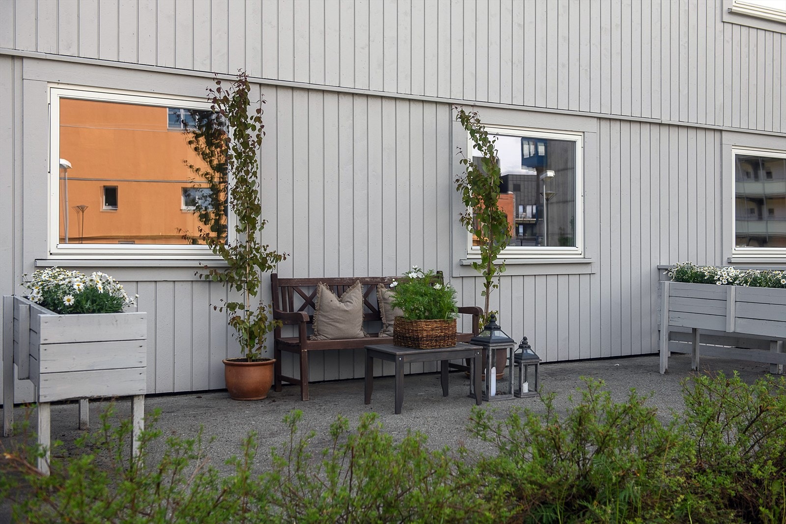 Utenfor inngangen er det et felles uteområde for beboerne der en kan slappe av og nyte ettermiddags-og kveldssol. Galleribilde