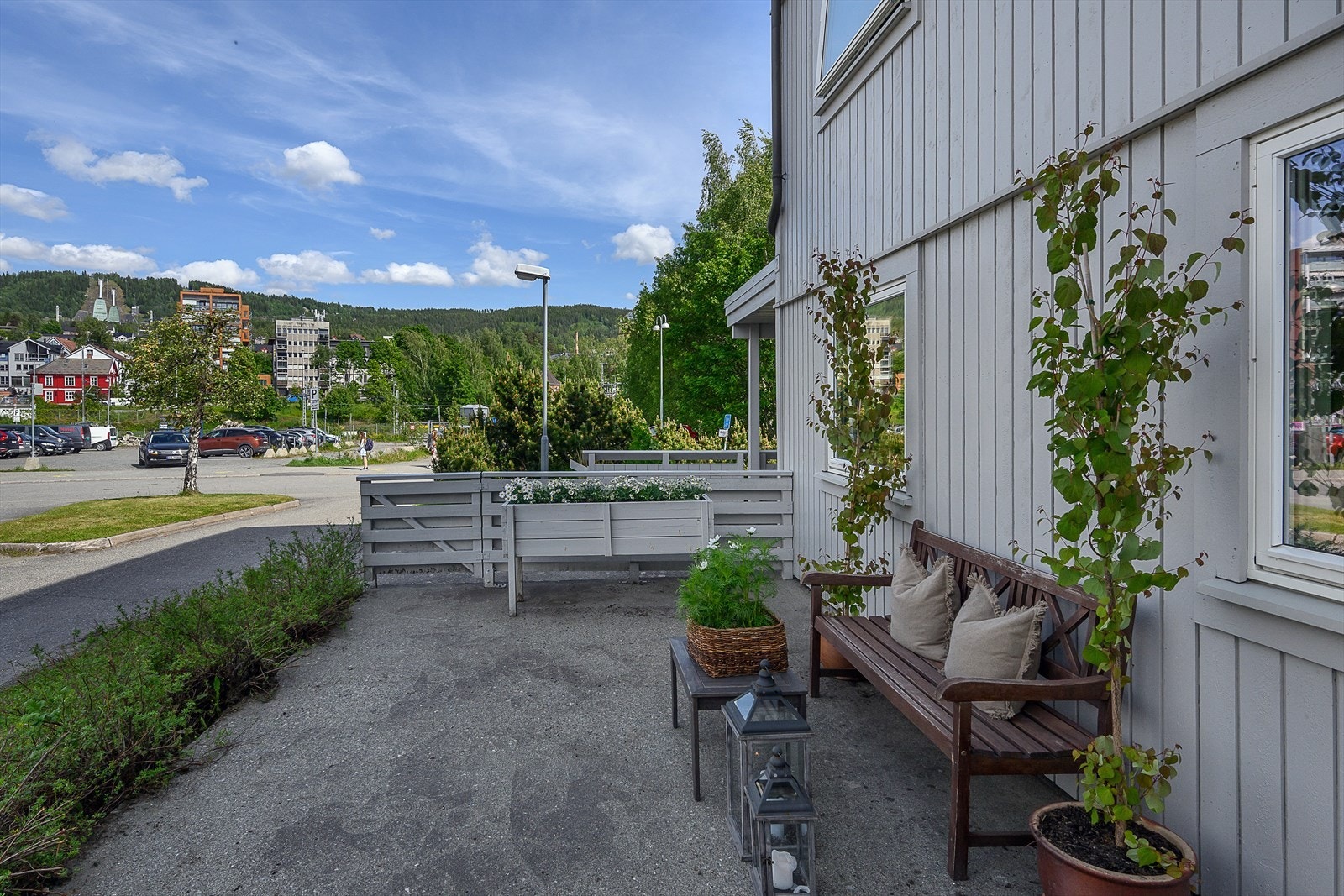 Den felles uteplassen er like ved den felles inngangen til leilighetene. Bare noen minutters gange unna finner du daglgvareforretning. Galleribilde