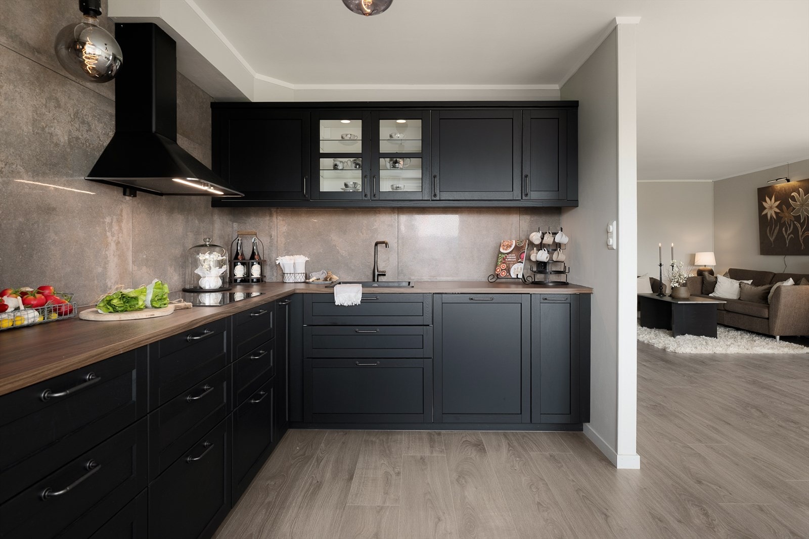 Det er godt med skap-og benkeplass på kjøkkenet. Svarte fronter for et tidløst uttrykk. Integrerte hvitevarer. Galleribilde