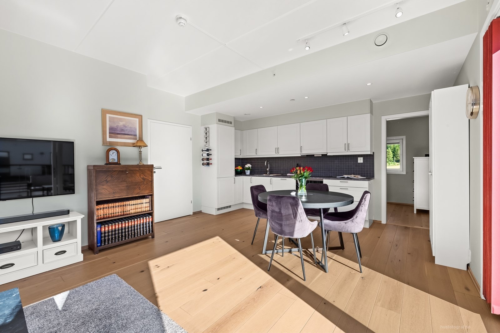 Den gode planløsningen gjør at man har plass til å møblere i flere soner. Galleribilde