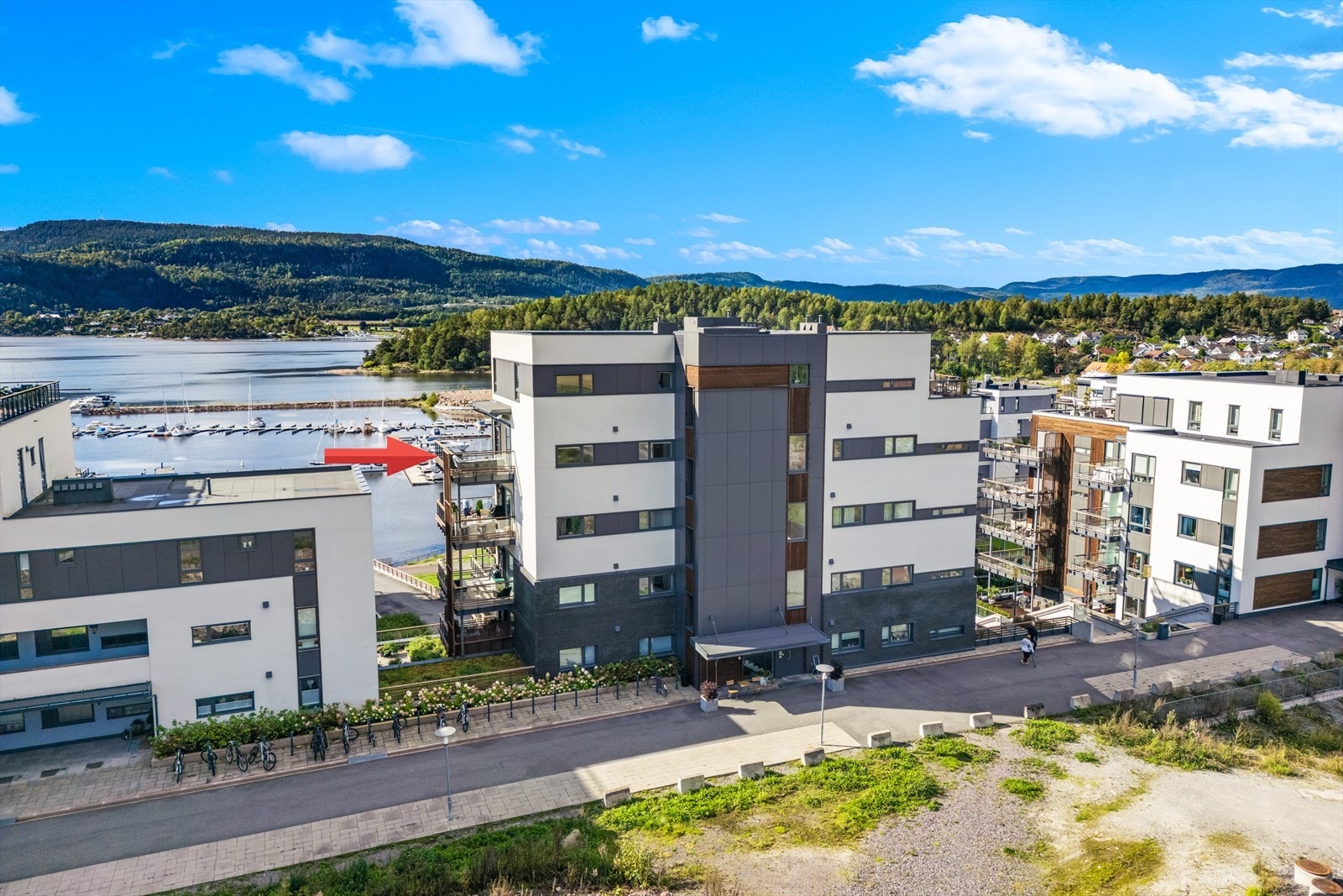 Det er terrasse på siden med utsikt ut mot vannet. Galleribilde