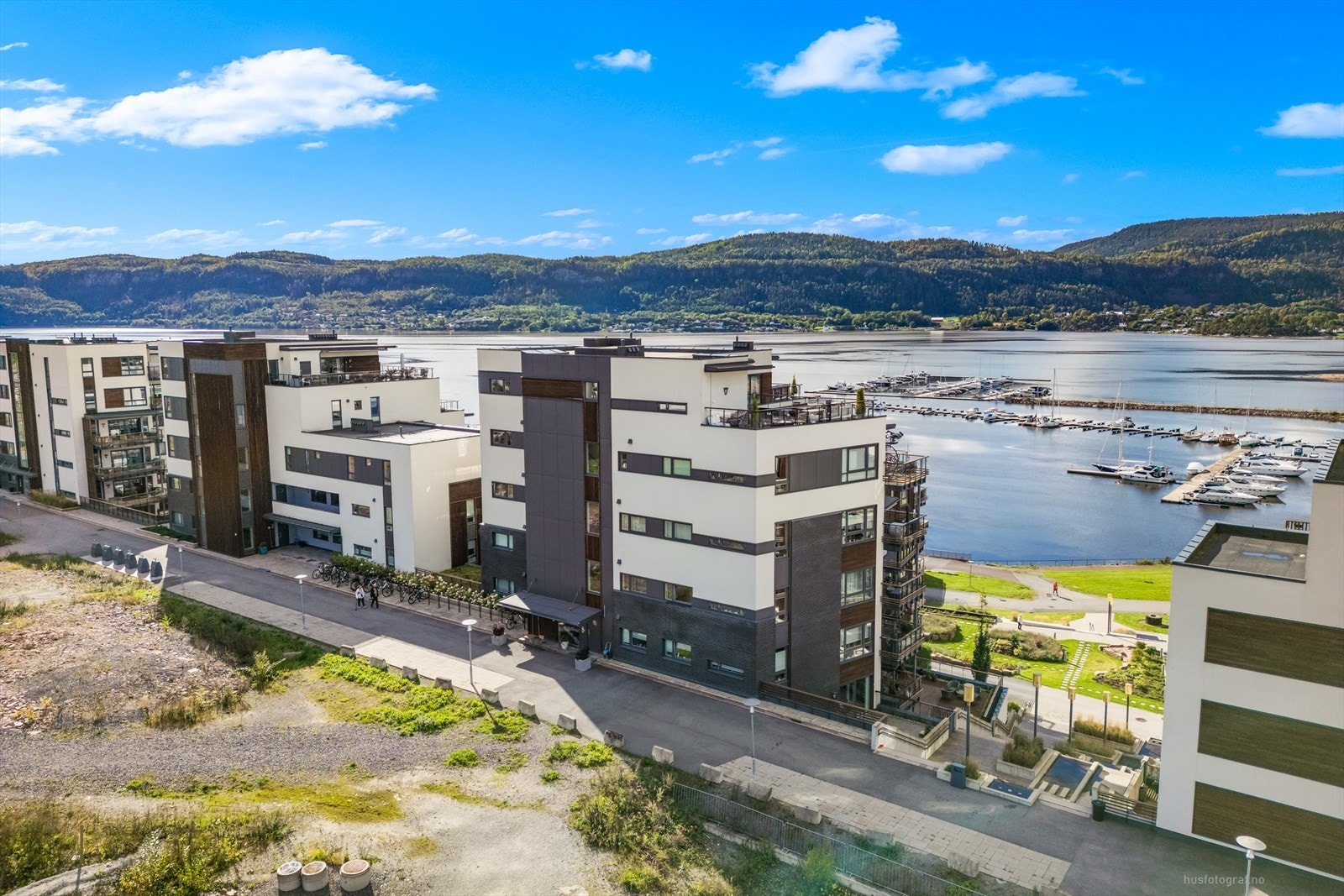 NJB er et populært, sjønært og nyere nabolag som har umiddelbar nærhet til flotte turområder, sjøen med båthavn og badeplasser samtidig som det er nærhet til både barnehage, skole, dagligvare og bussholdeplass. Galleribilde