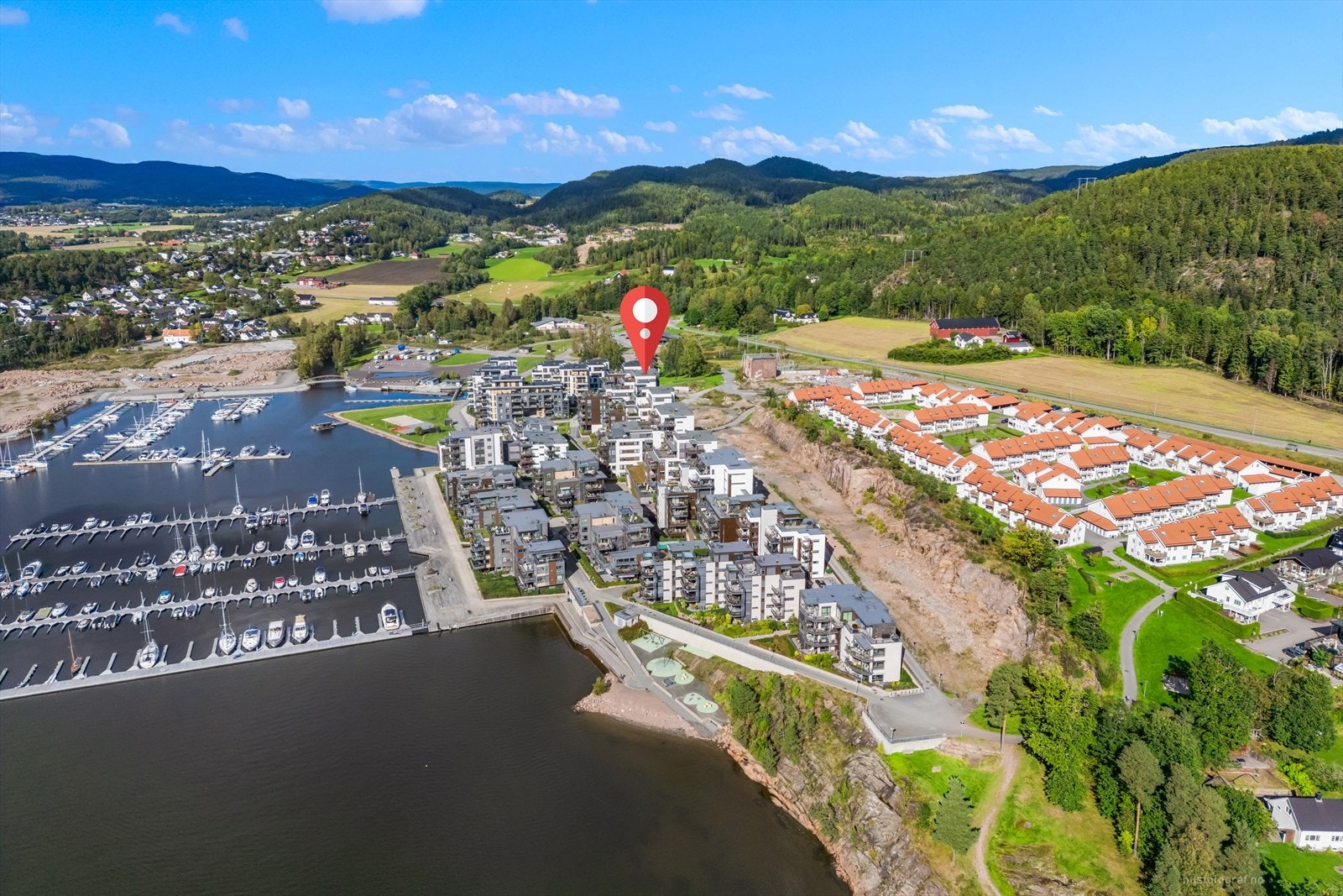 Utomhus områder fremstår som flotte og tiltalende, bestående av beplantinger og gangstier. Galleribilde