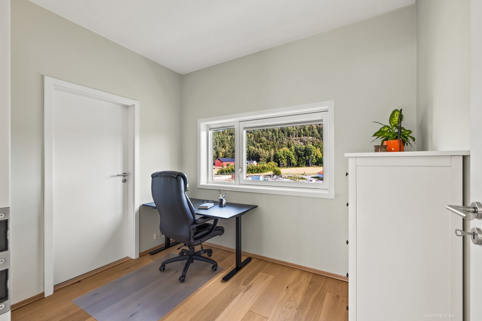 Her er det plass til skrivebord og pult. Galleribilde