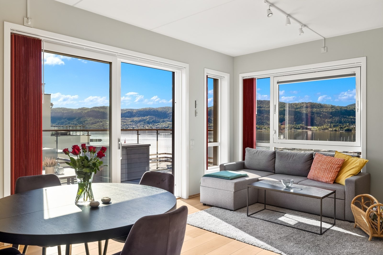 De store vindusflatene sikrer gode lysforhold og tar den fine utsikten inn i leiligheten. Galleribilde