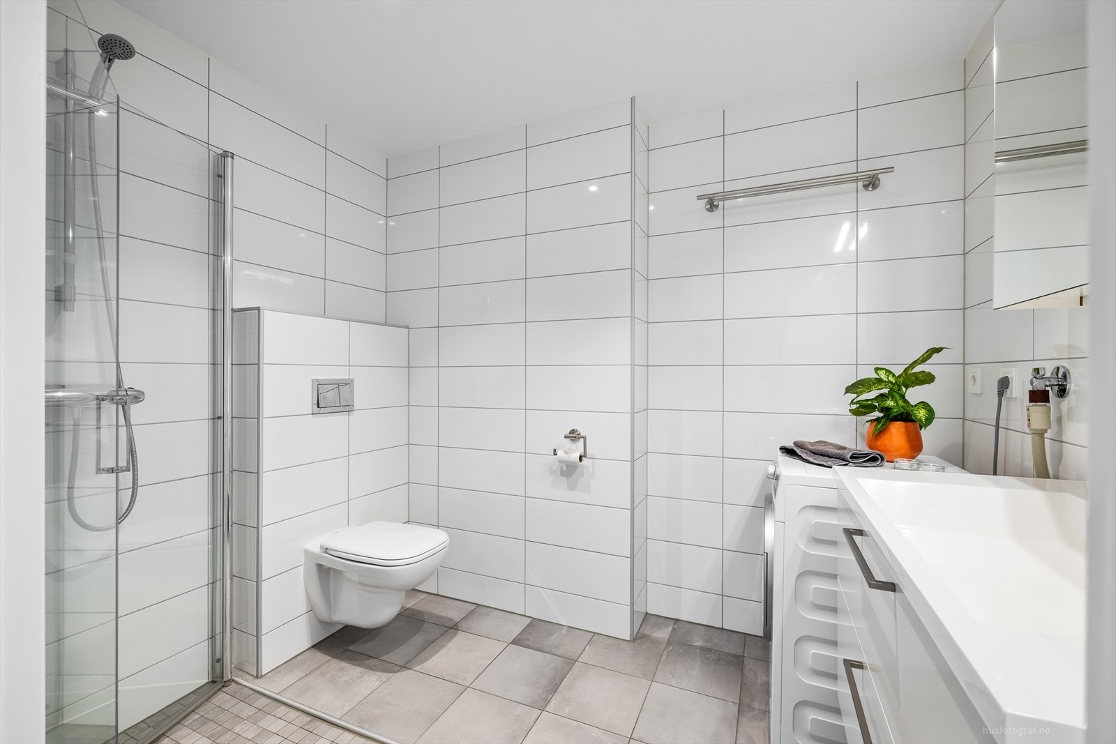 Badet har flislagte overflater, varme i gulv og downlights i himling. Galleribilde