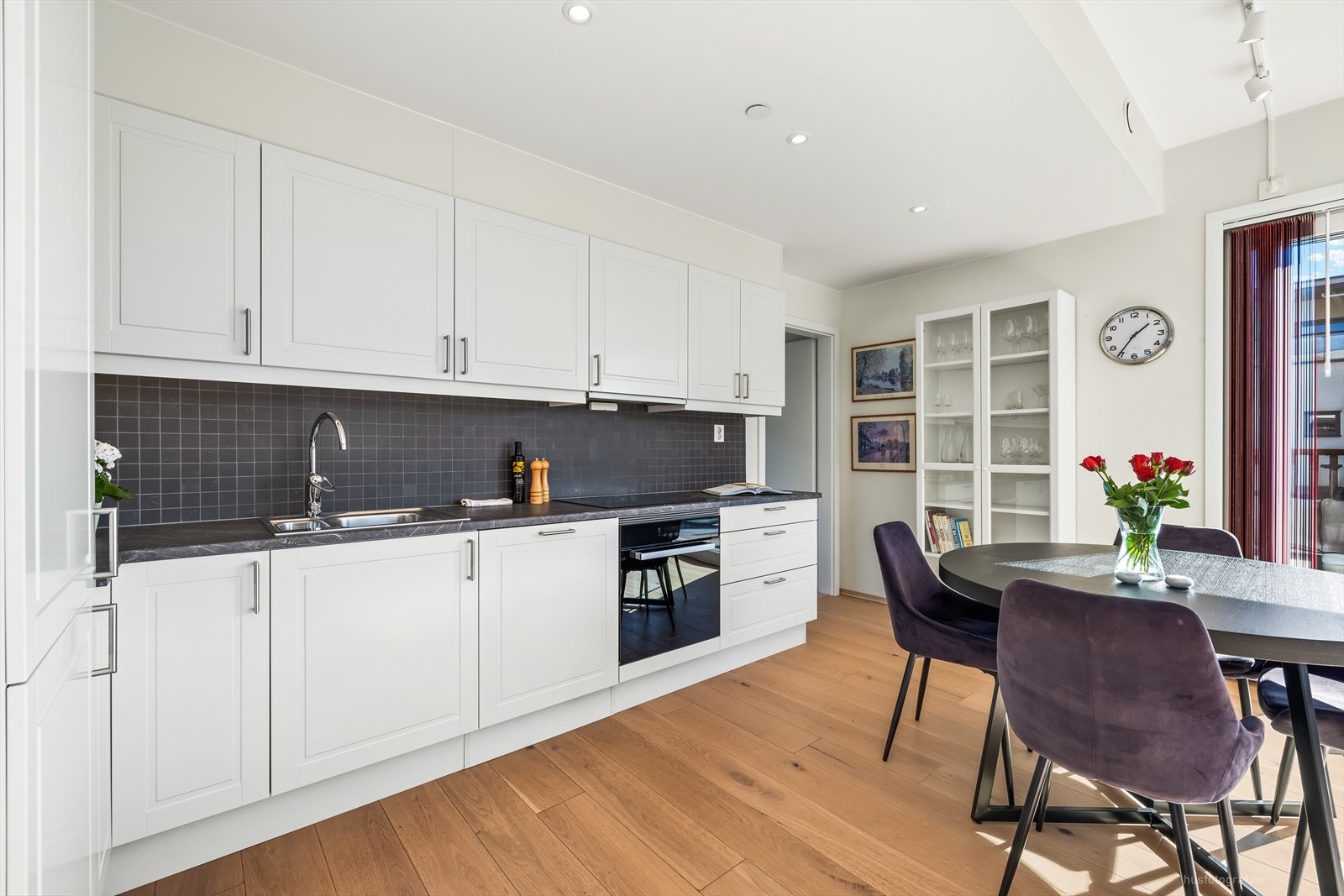 Kjøkkenet har innredning med profilerte fronter. Benkeplaten er av laminat, flis over benk. Galleribilde