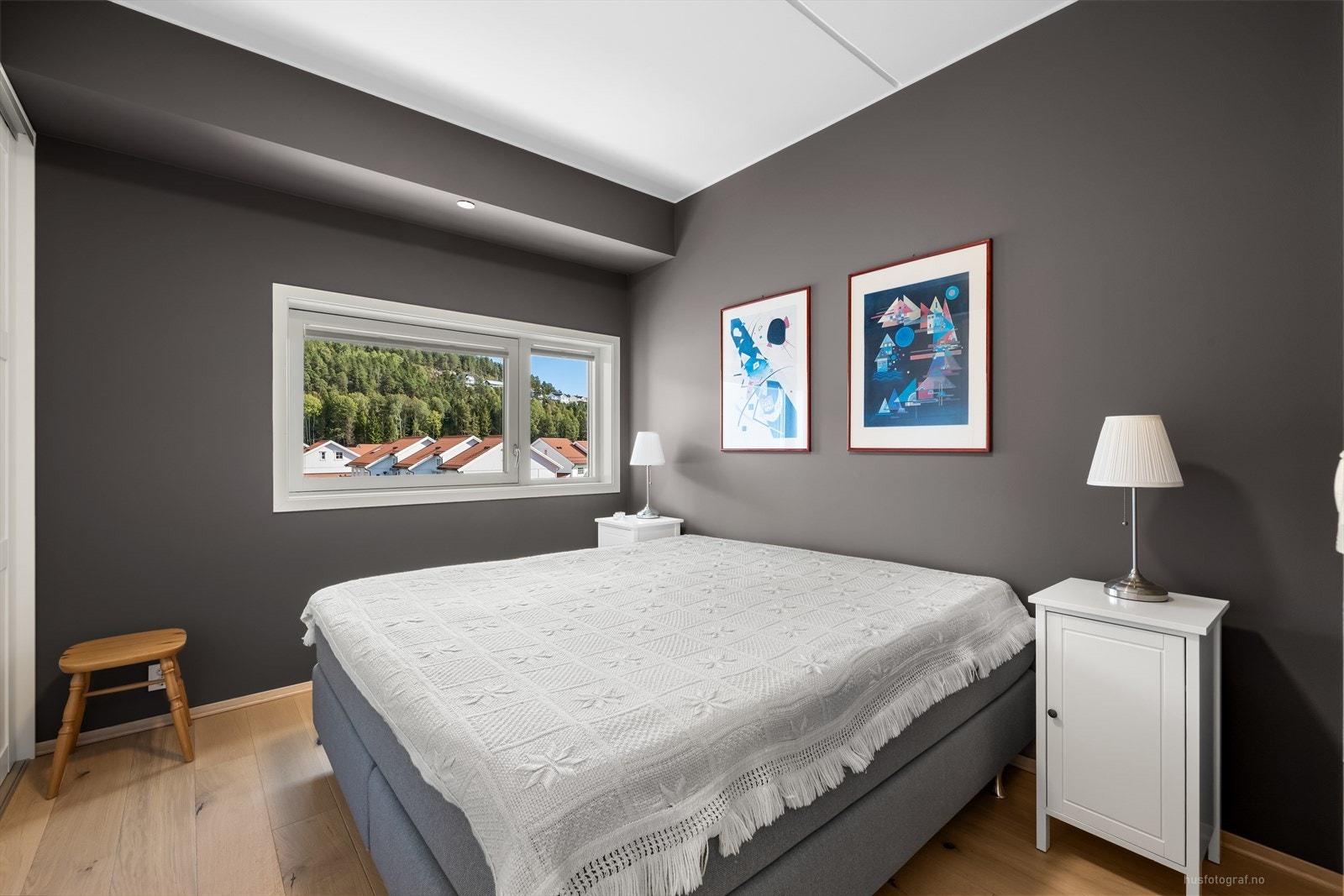 Her har du rikelig med oppbevaringsplass i skyvedørsgarderoben. Galleribilde