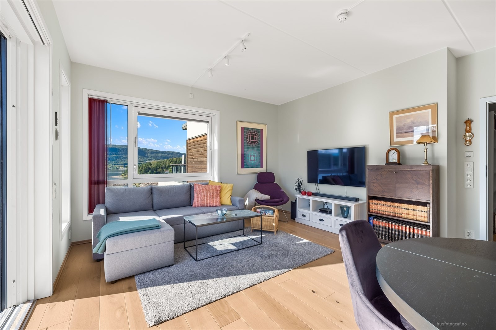 Her er det plass til sofa og bord. Stuen er lys og innbydende og behagelig vannbåren gulvvarme. Galleribilde