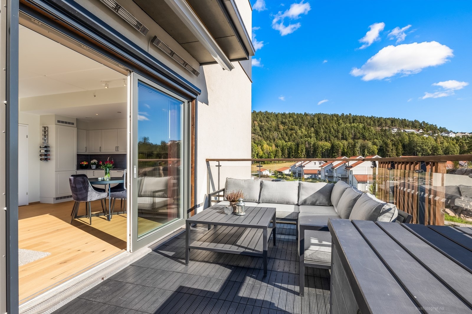 Her kan man nyte varme sommerdager, og utsyn mot fjorden og over den flotte brygga. Galleribilde