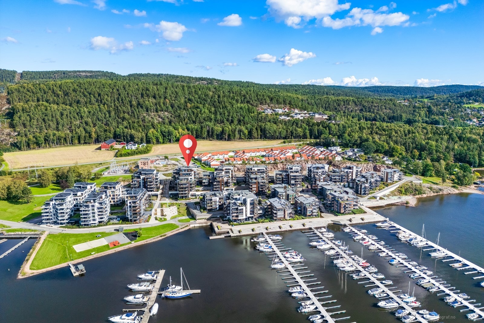 Nærhet til bryggeområde med badeplass og flott sandstrand. Området er bilfritt med påkostede fellesarealer. Galleribilde