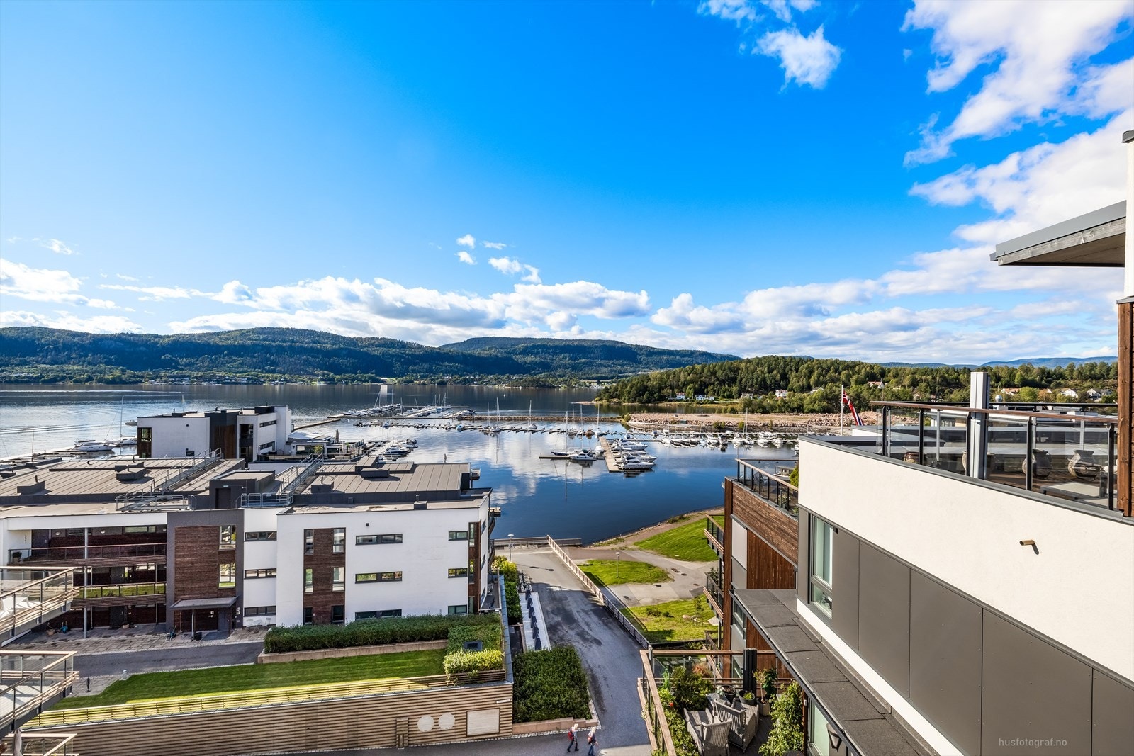 Fra leiligheten er det flott utsikt ut over bryggeanlegget . Galleribilde