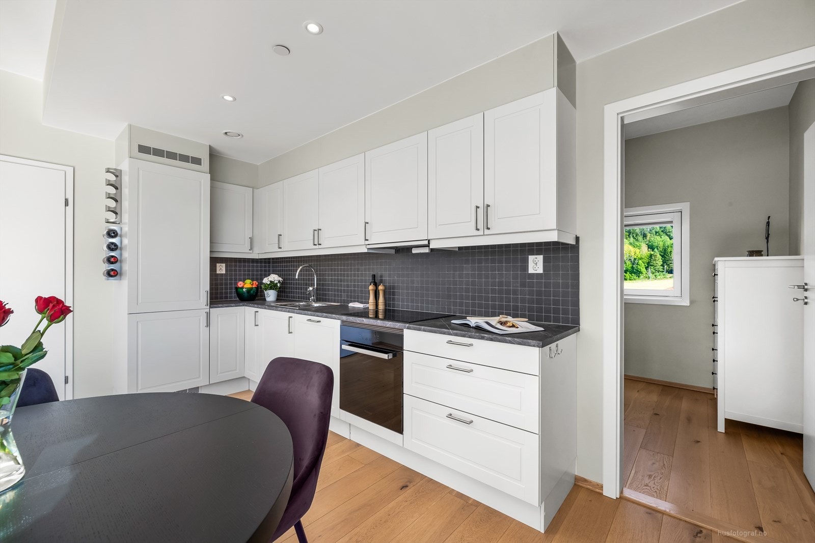 Det er kjøl/fryseskap, oppvaskmaskin, platetopp, stekeovn og vannstoppsystem. Galleribilde