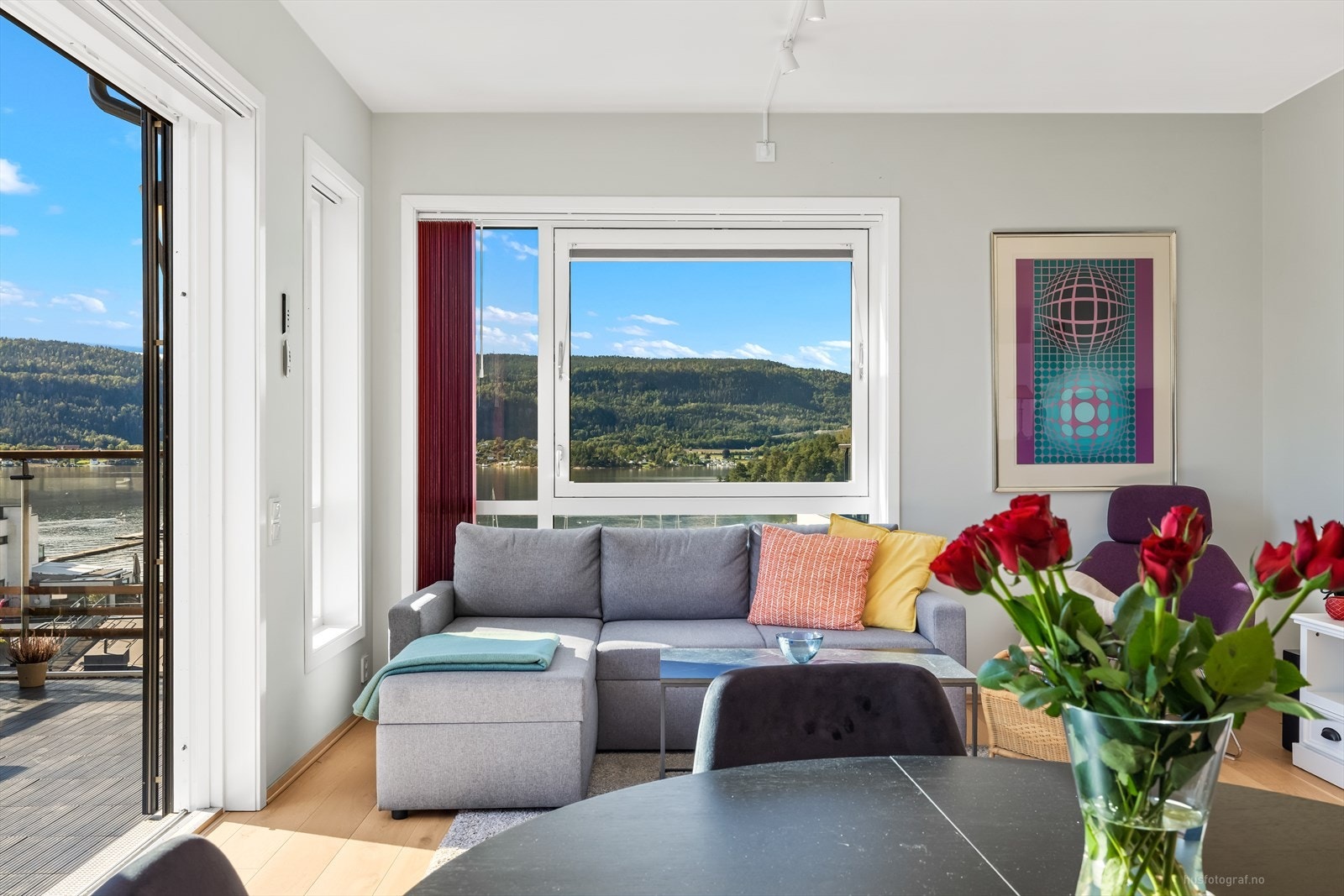 Spisebordet finner sin naturlige plass ved kjøkkenet og her kan du fint dekke på til flere gjester. Galleribilde