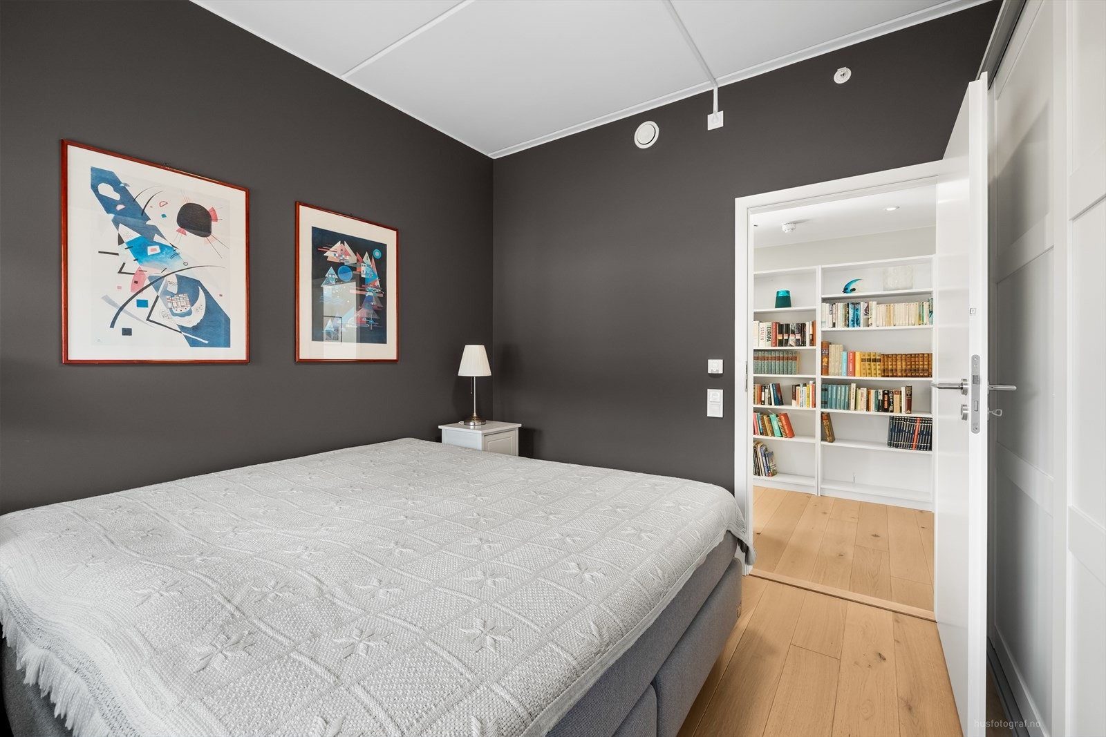 Hovedsoverommet lar seg enkelt innrede med dobbeltseng og nattbord. Galleribilde