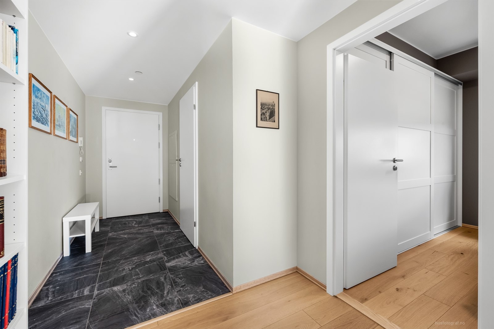 Velkommen inn! Leiligheten har en pen entré med downlights i himling og fliser på gulv. Galleribilde