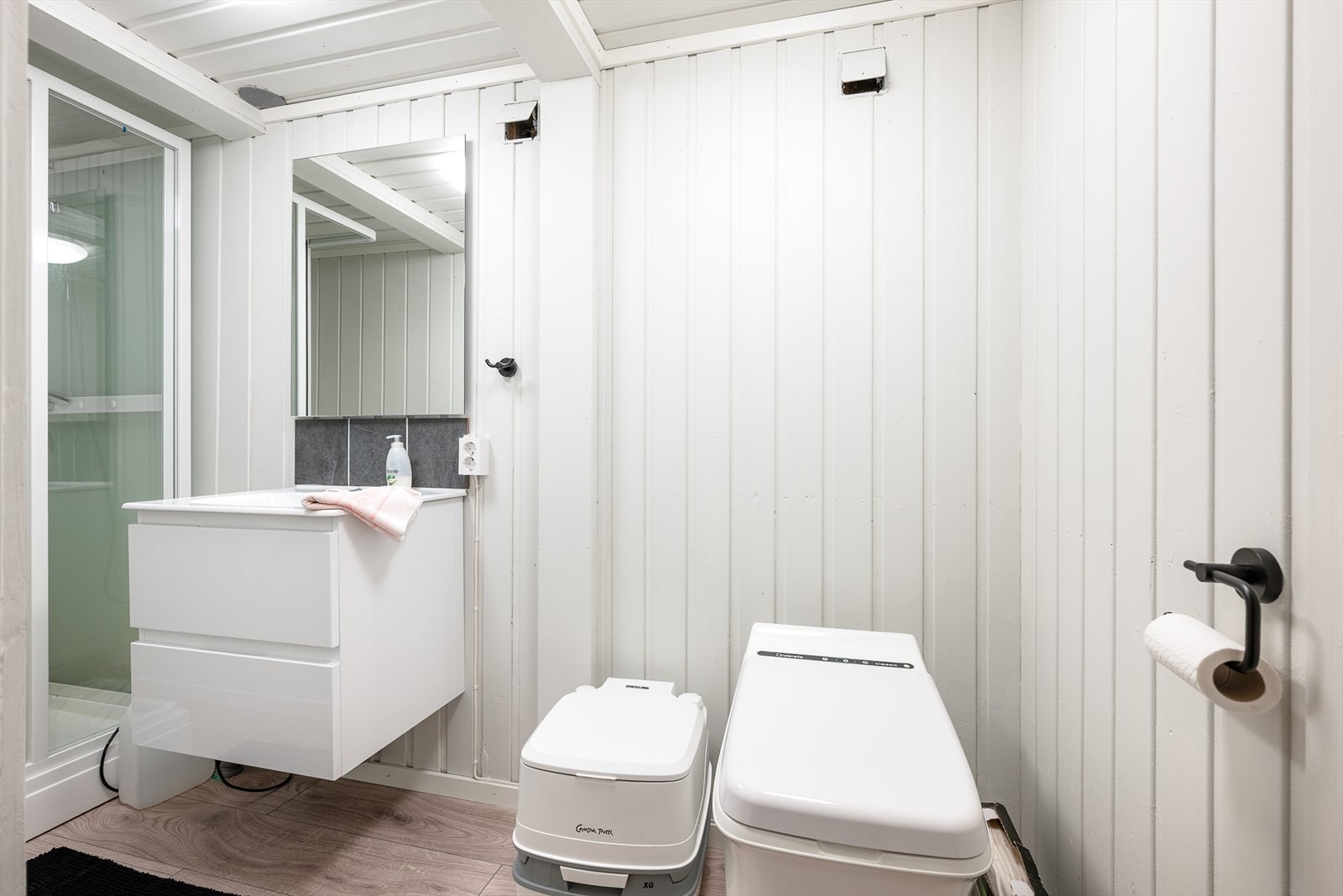 I uthuset er det innredet med et trivelig hyttebad med baderomsinnrdning, dusjkabinett og Cinderella do. Galleribilde