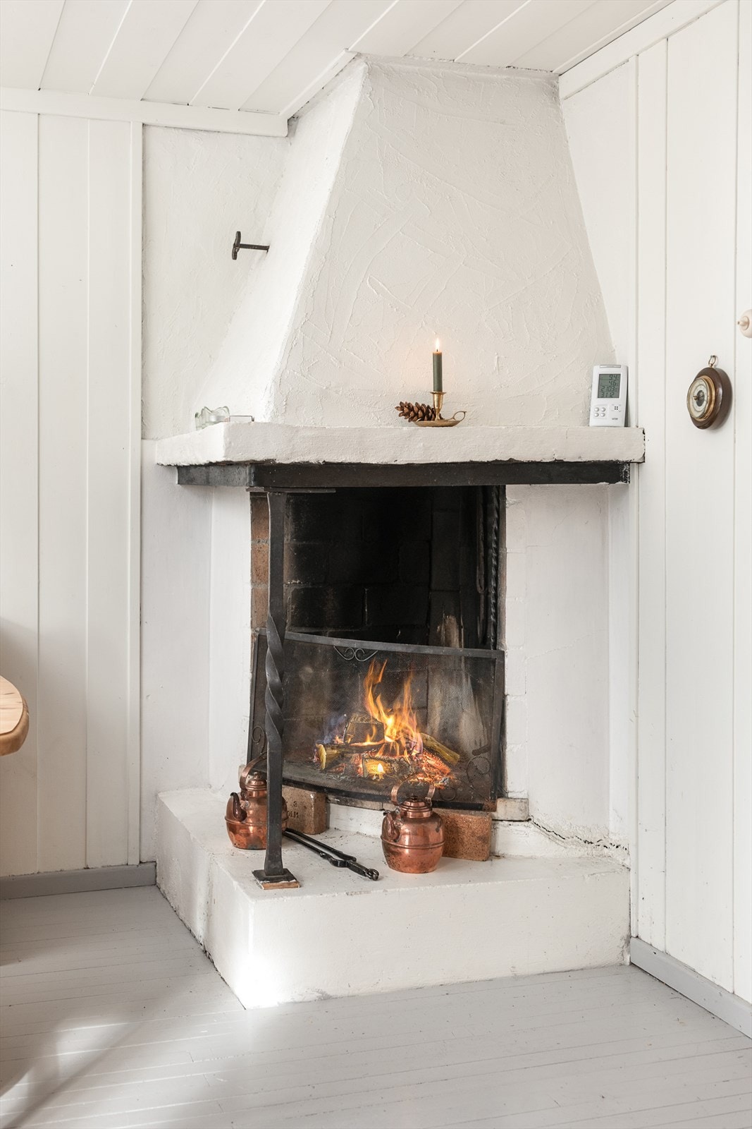 Hytta varmes opp med vedfyring i åpen peis og elektriske panelovner. Galleribilde