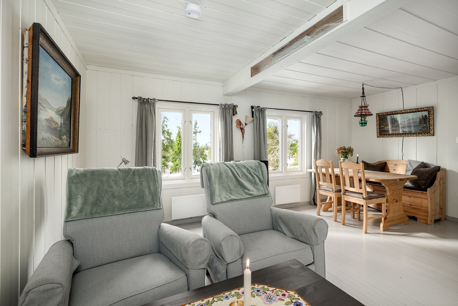 Oppholdsrommet er sosialt og hyggelig og har plass til både sofa og spisebord. Galleribilde