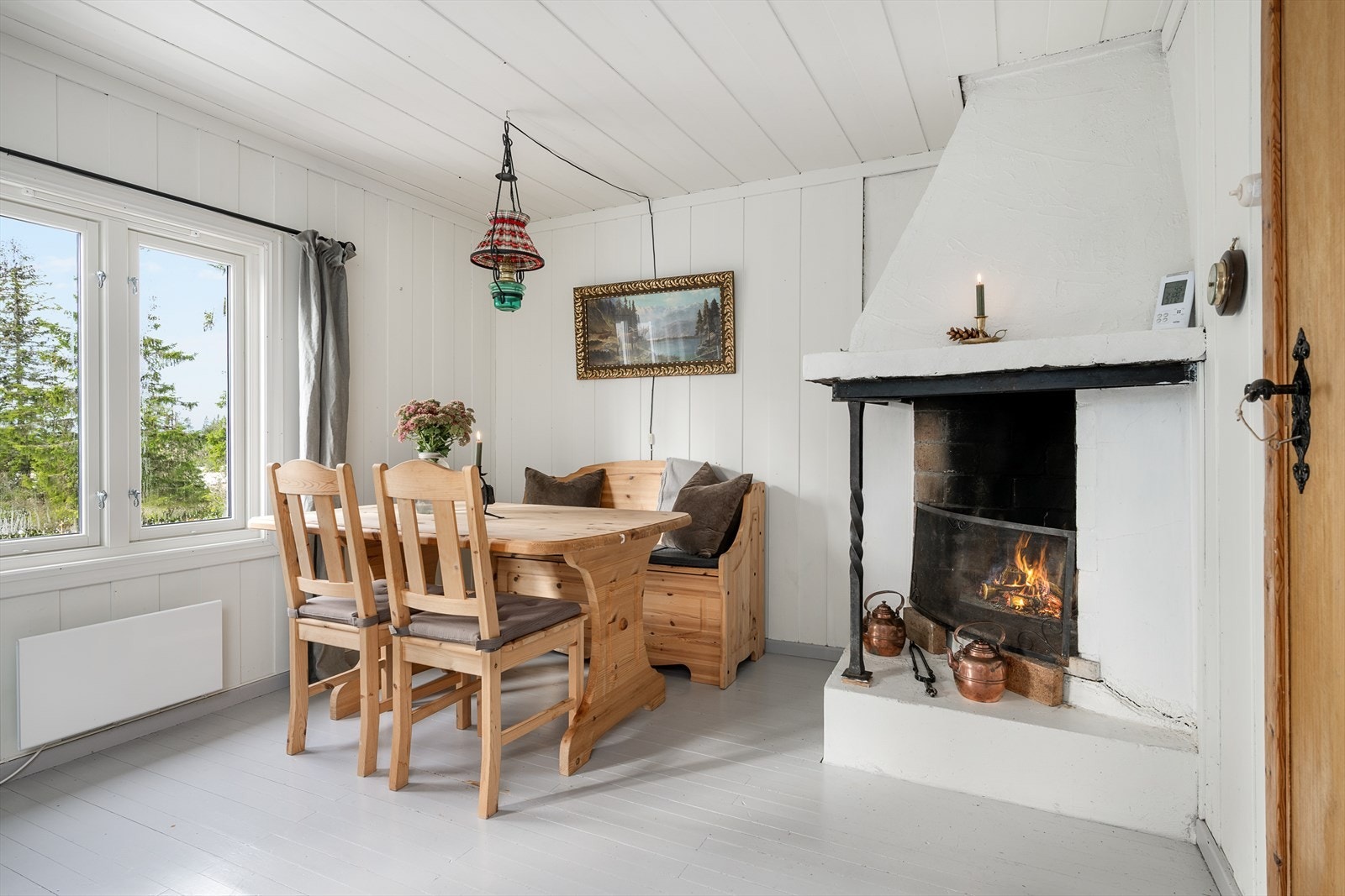 Hytta er liten men har et godt utnyttet areal og en god planløsning. Plass til spisebord foran vinduet. Galleribilde