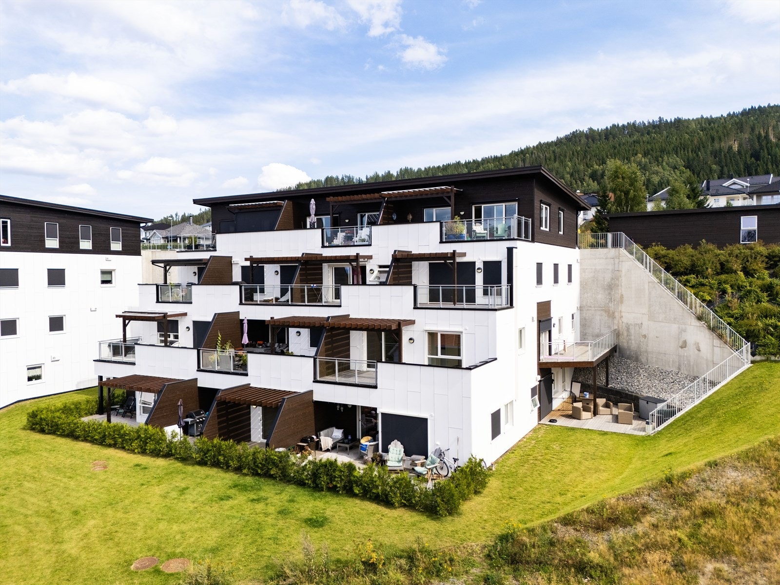 Boligen ligger i ett veletablert sameie. C-Blokken har totalt 18 leiligheter, og sameiet omfatter også blokk A og B. Galleribilde