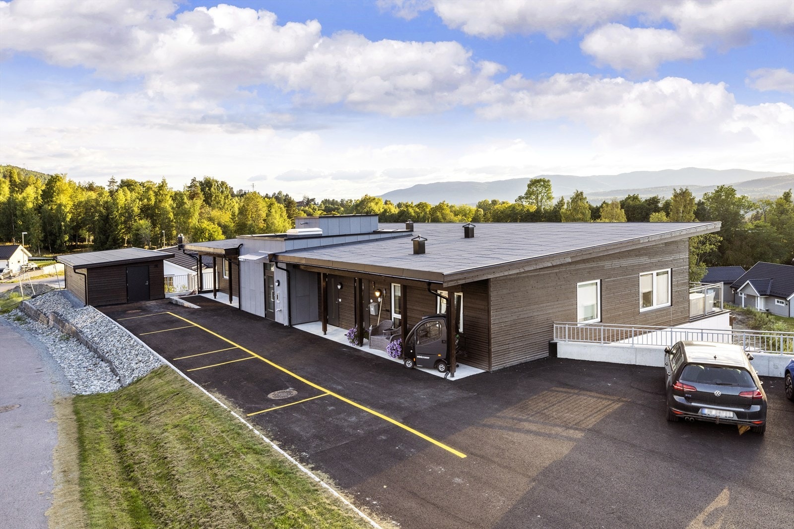 Utendørs parkering for gjester baksiden av blokken. Galleribilde