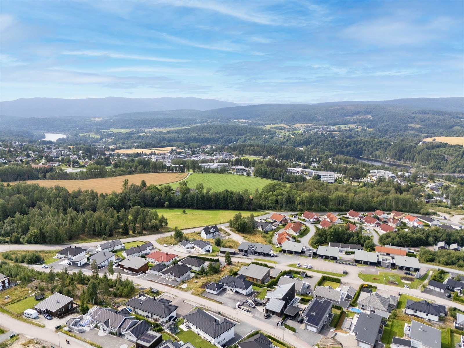 Kort vei til sentrum med butikker og servicetilbud. Rett bak boligfeltet finner man skogen, med turstier og flotte turområder. Galleribilde