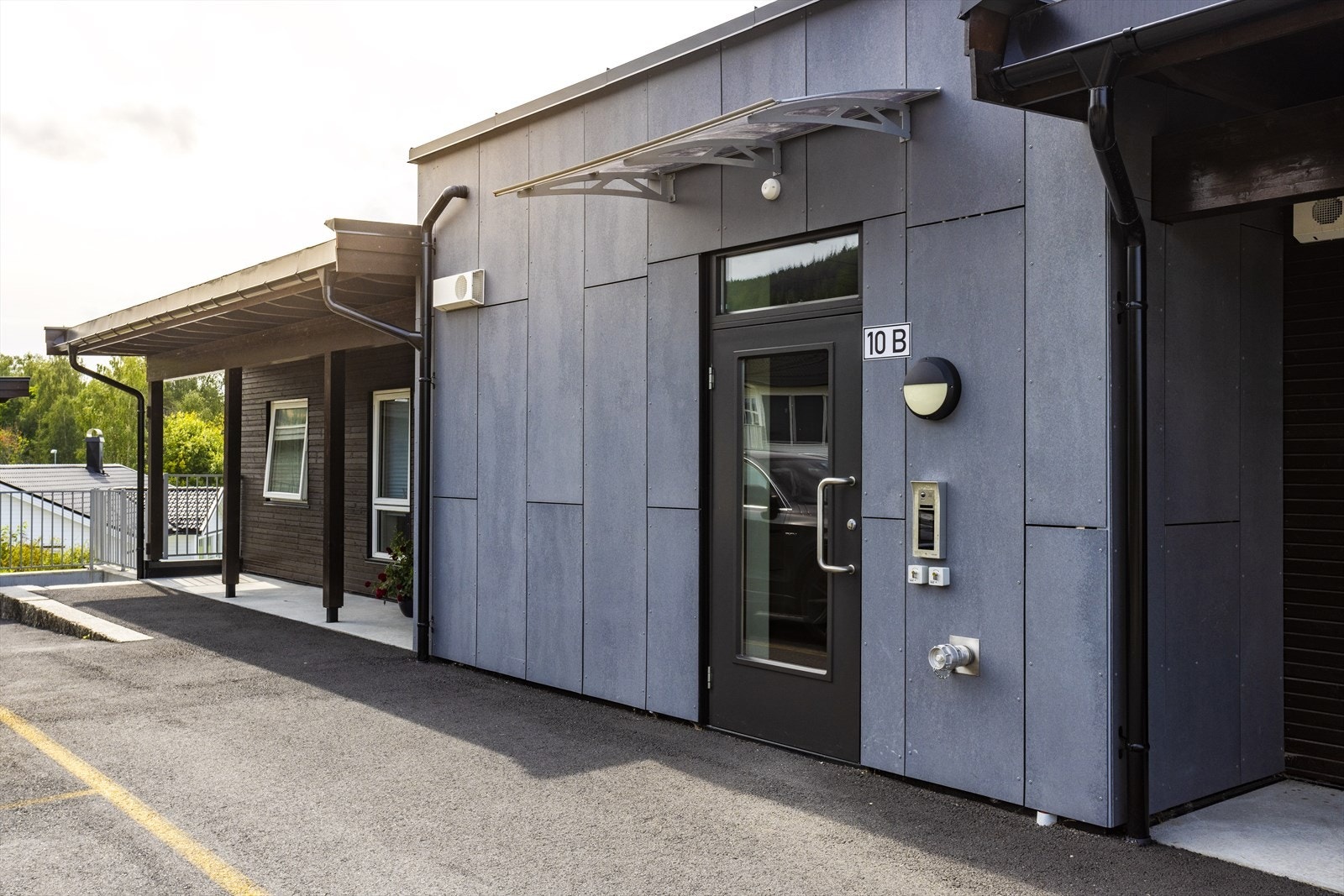 Blokken har calling-system, slik at man kan åpne for gjester fra leiligheten. Galleribilde