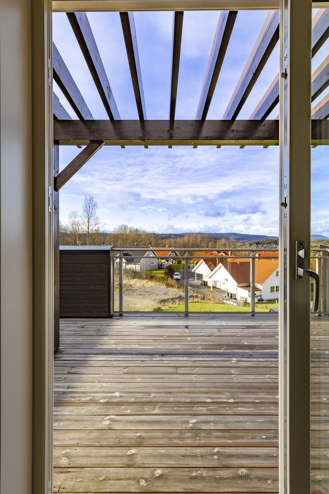 Stor balkong, hvor sol og utsikt kan nytes i private omgivelser. Galleribilde