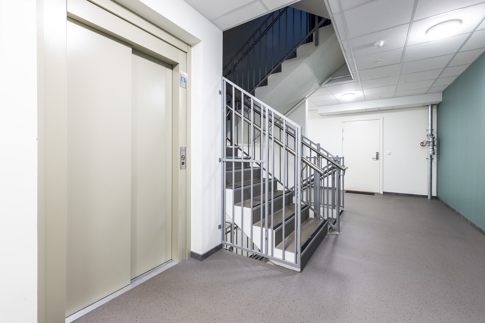 Ta heisen til alle etasjer, og gå tørrskodd til innendørs parkering! Galleribilde