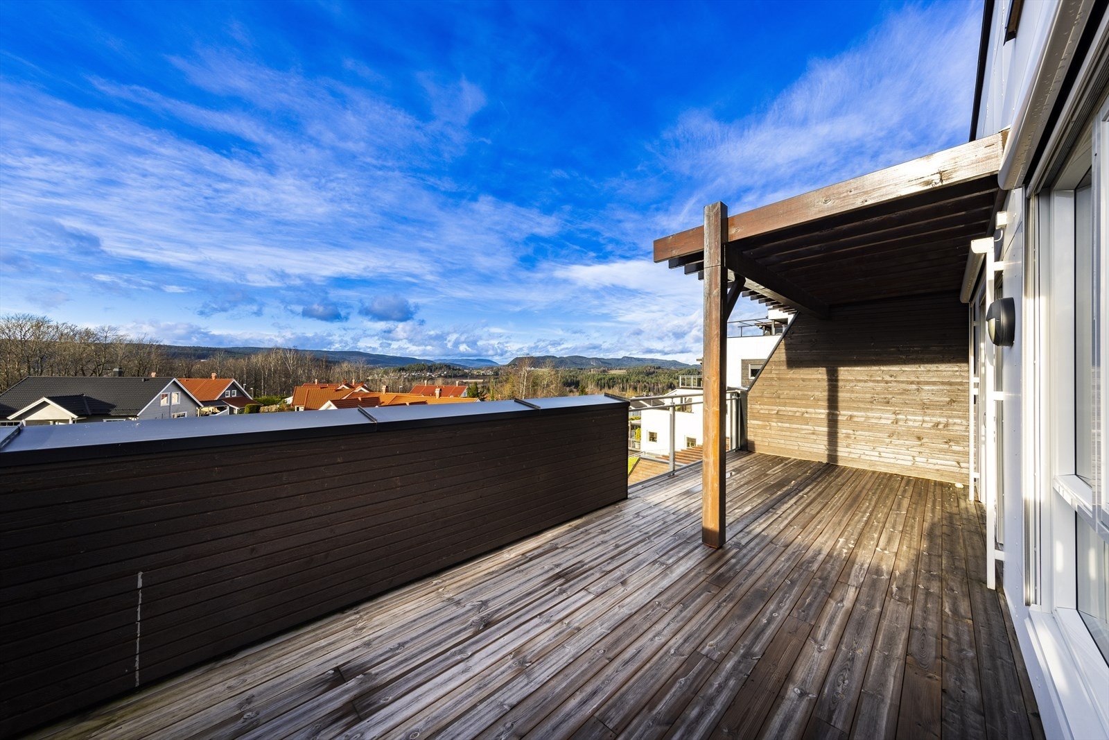 Stor balkong, hvor sol og utsikt kan nytes i private omgivelser. Galleribilde